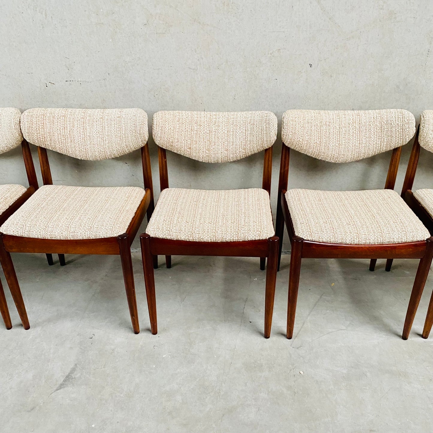 MID CENTURY DANISH DESIGN EXTENDABLE DINING SET WITH 6 CHAIRS, DENMARK 1960S
