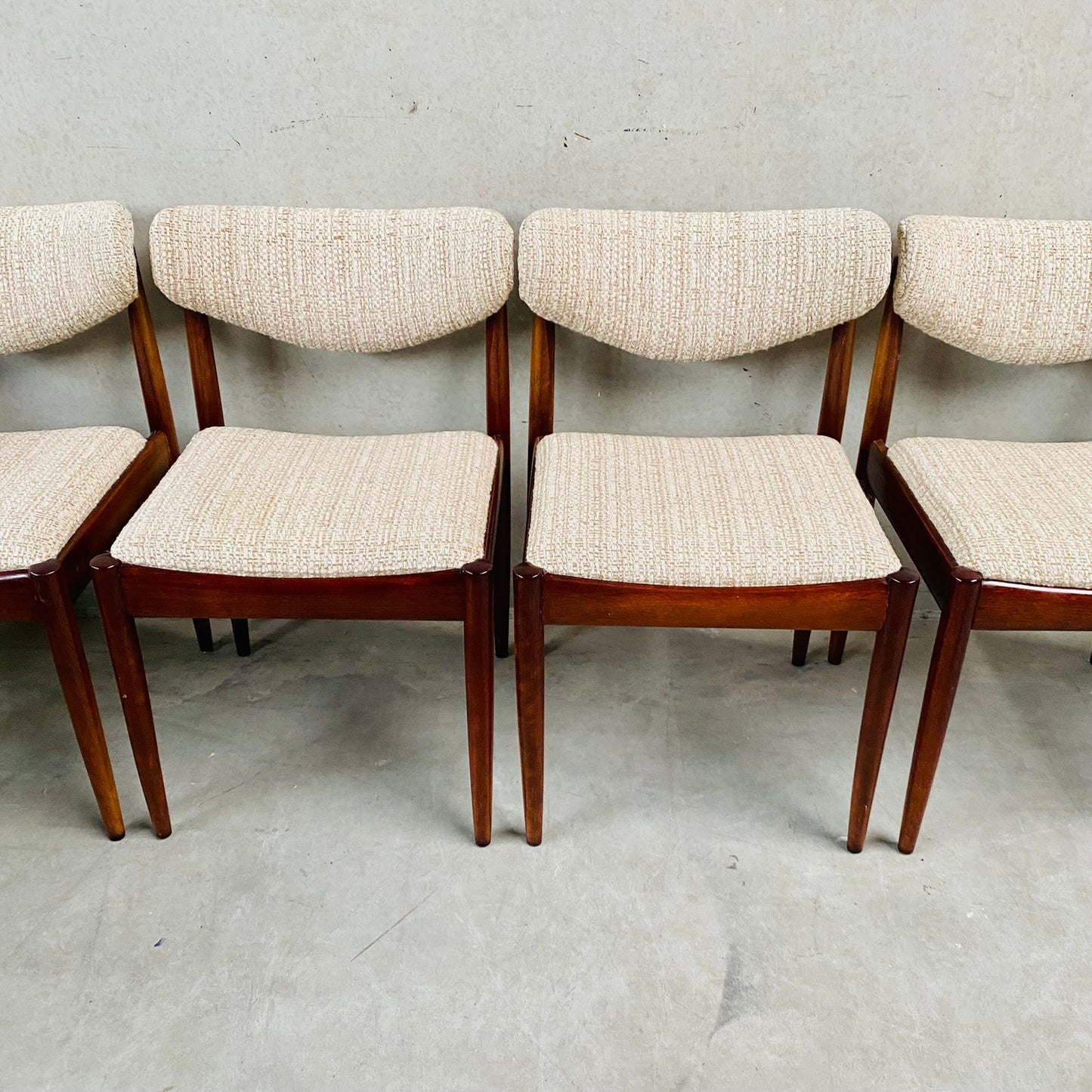 MID CENTURY DANISH DESIGN EXTENDABLE DINING SET WITH 6 CHAIRS, DENMARK 1960S