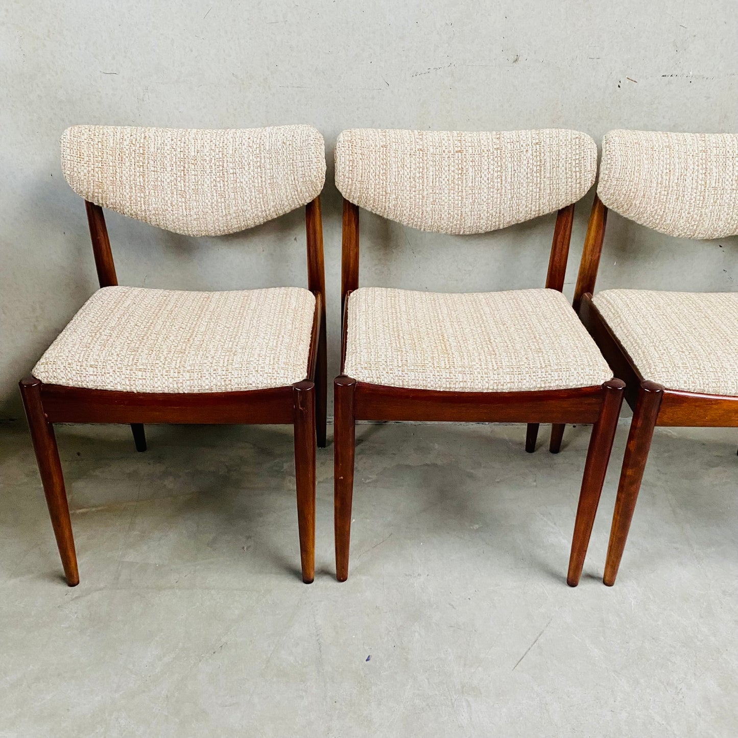 MID CENTURY DANISH DESIGN EXTENDABLE DINING SET WITH 6 CHAIRS, DENMARK 1960S
