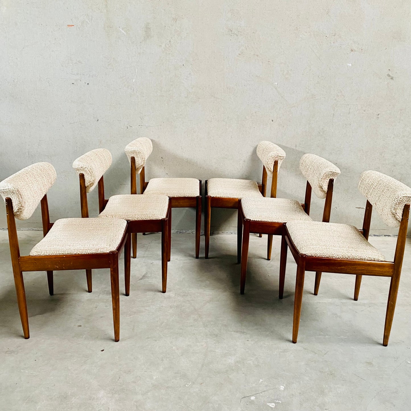 MID CENTURY DANISH DESIGN EXTENDABLE DINING SET WITH 6 CHAIRS, DENMARK 1960S