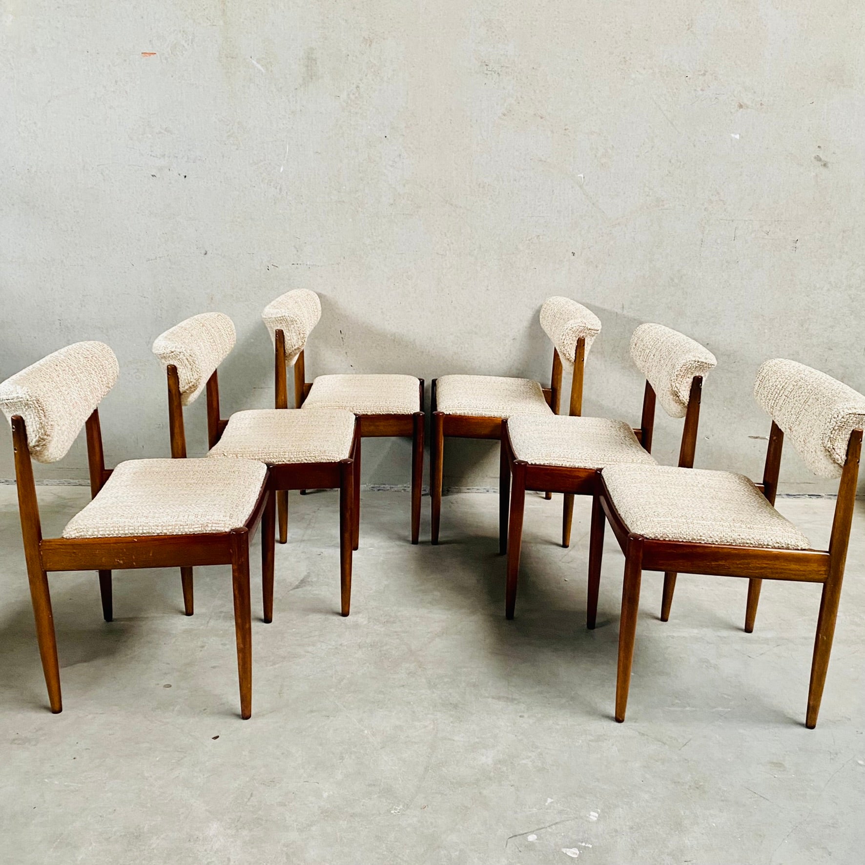 MID CENTURY DANISH DESIGN EXTENDABLE DINING SET WITH 6 CHAIRS, DENMARK 1960S