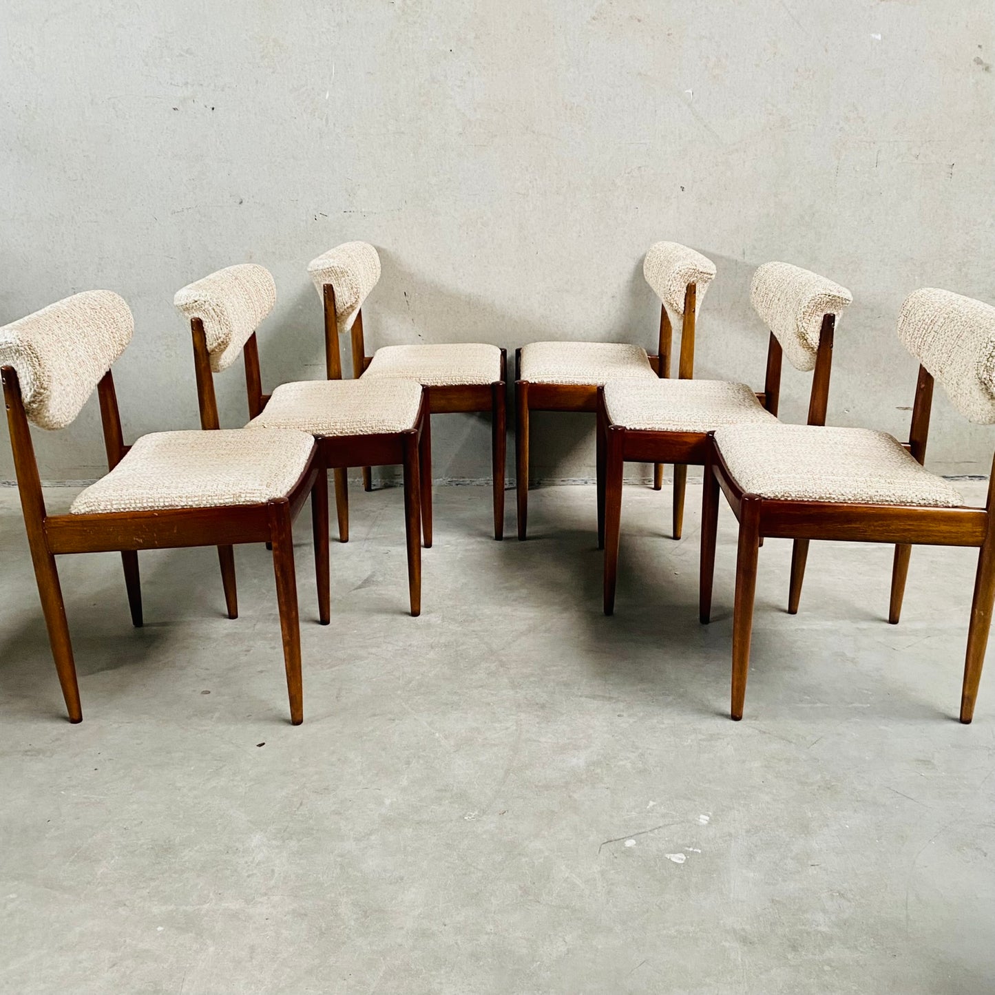 MID CENTURY DANISH DESIGN EXTENDABLE DINING SET WITH 6 CHAIRS, DENMARK 1960S