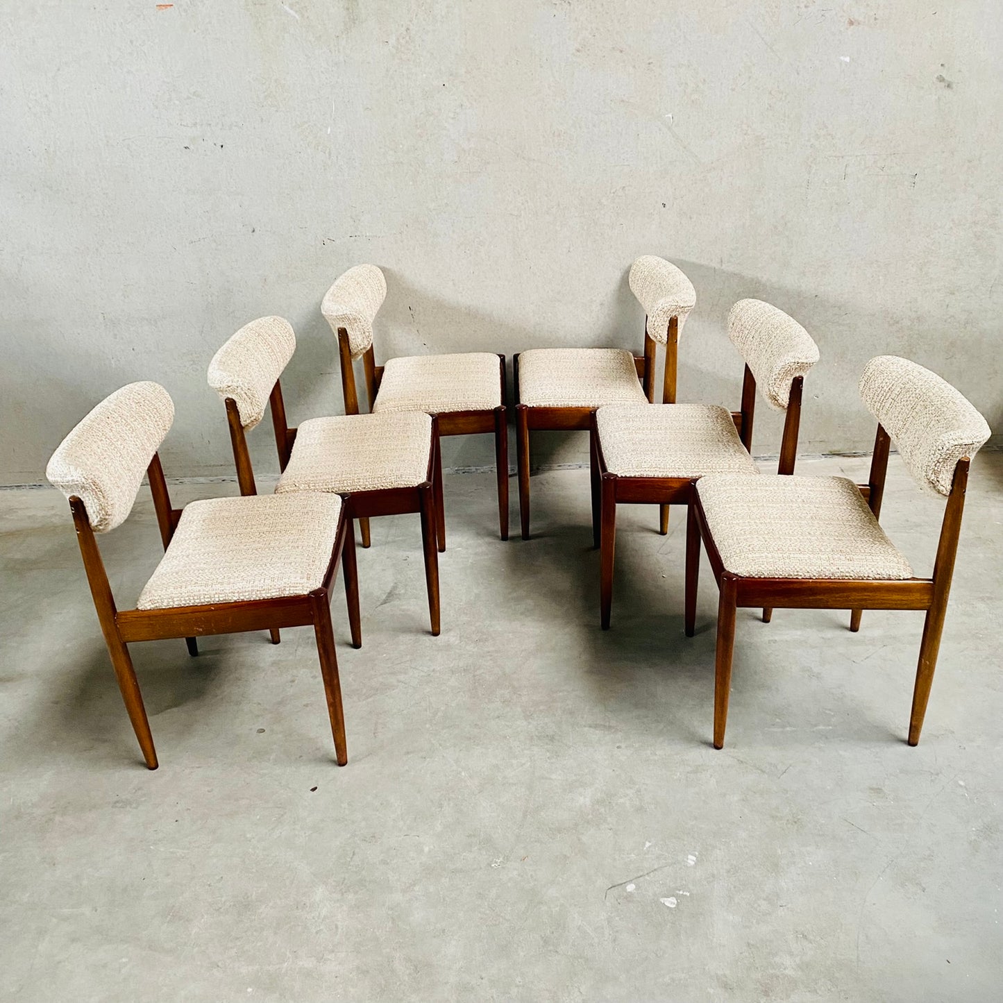 MID CENTURY DANISH DESIGN EXTENDABLE DINING SET WITH 6 CHAIRS, DENMARK 1960S