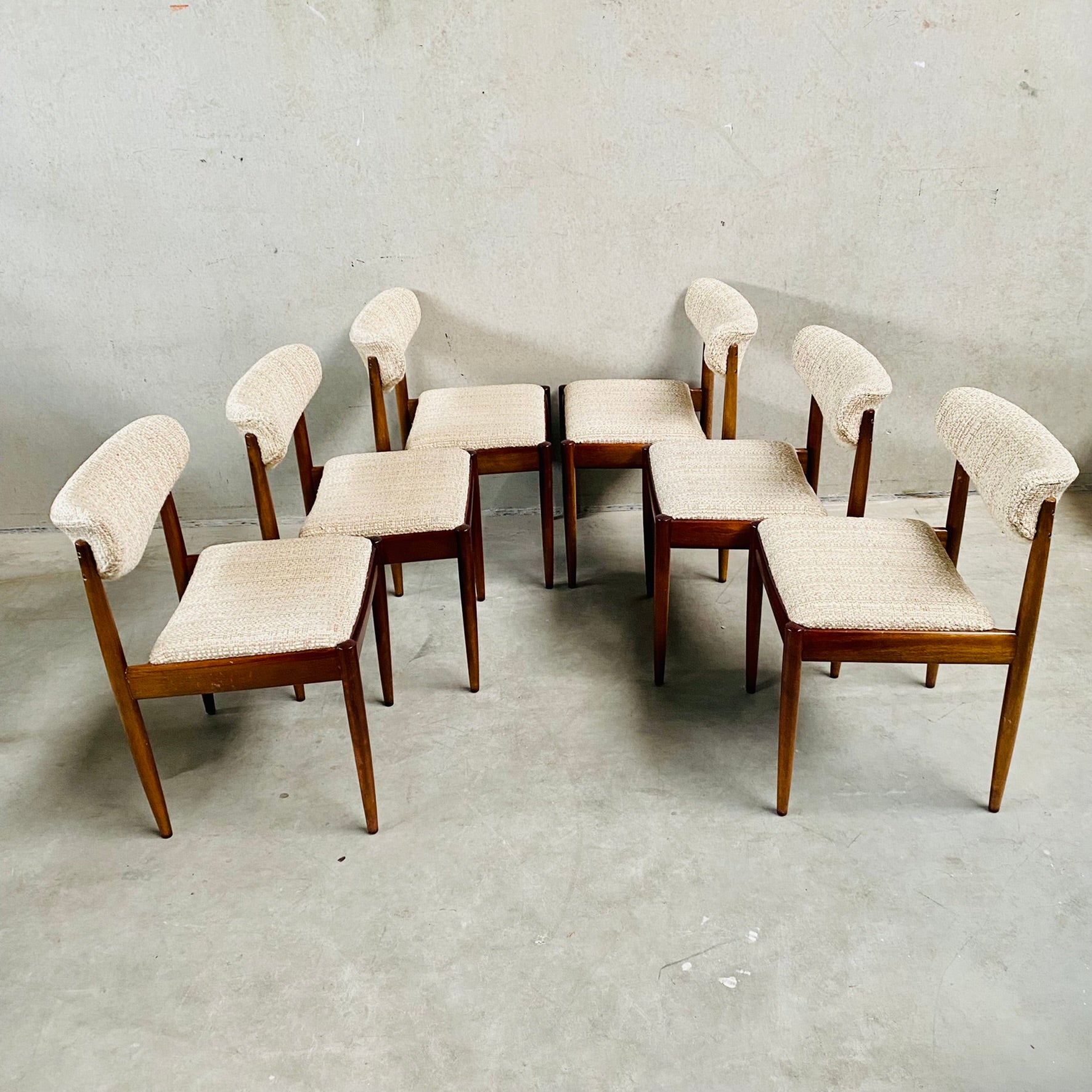 MID CENTURY DANISH DESIGN EXTENDABLE DINING SET WITH 6 CHAIRS, DENMARK 1960S