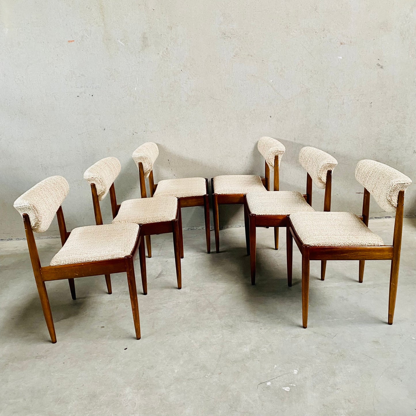 MID CENTURY DANISH DESIGN EXTENDABLE DINING SET WITH 6 CHAIRS, DENMARK 1960S