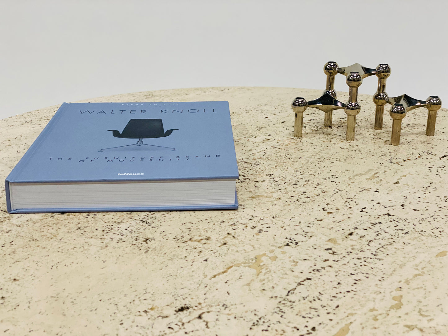 Table basse ronde en travertin avec piètement en bois, Italie 1970