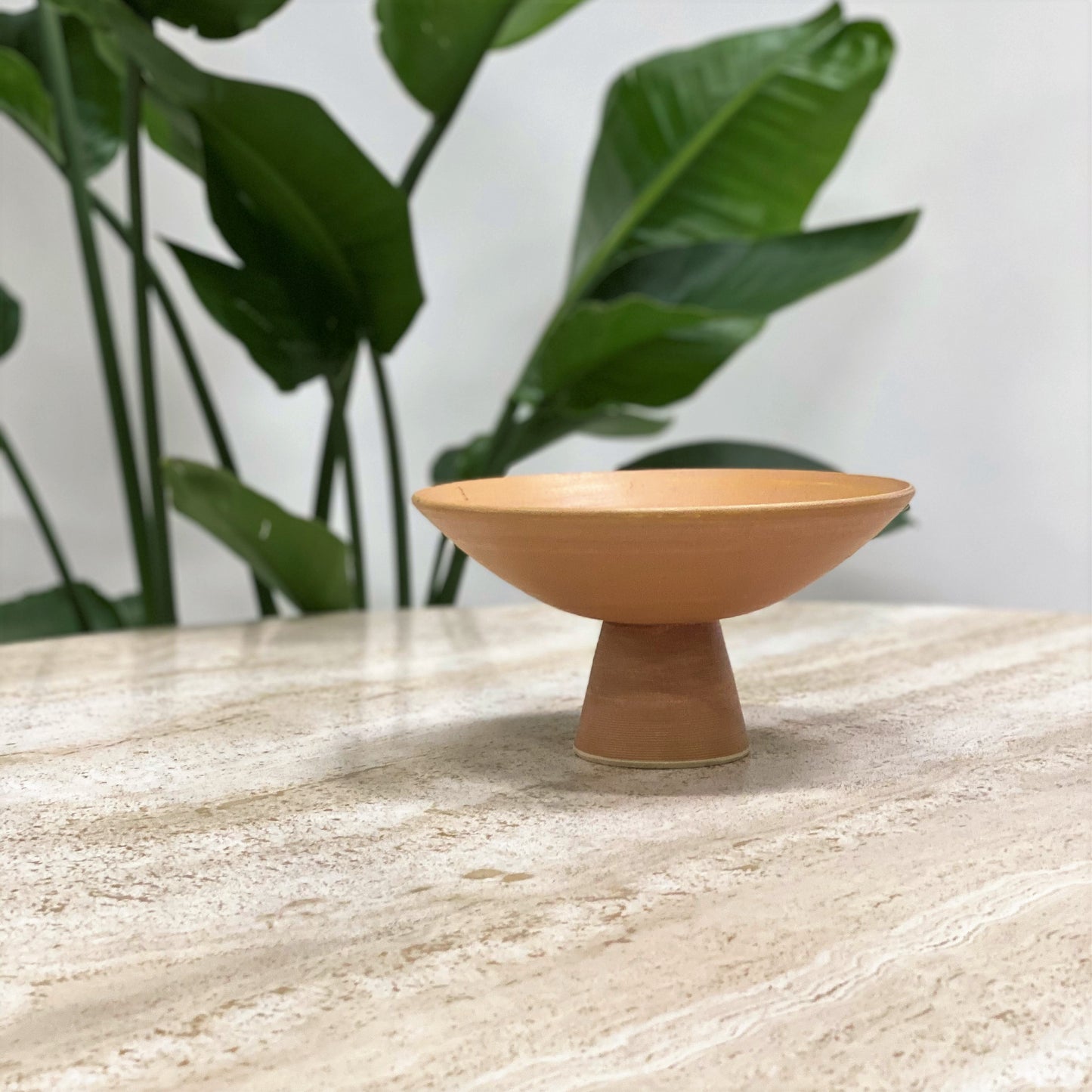 BEAUTIFUL ITALIAN TRAVERTINE ROUND DINING TABLE, ITALY 1970S www.foundicons.nl
