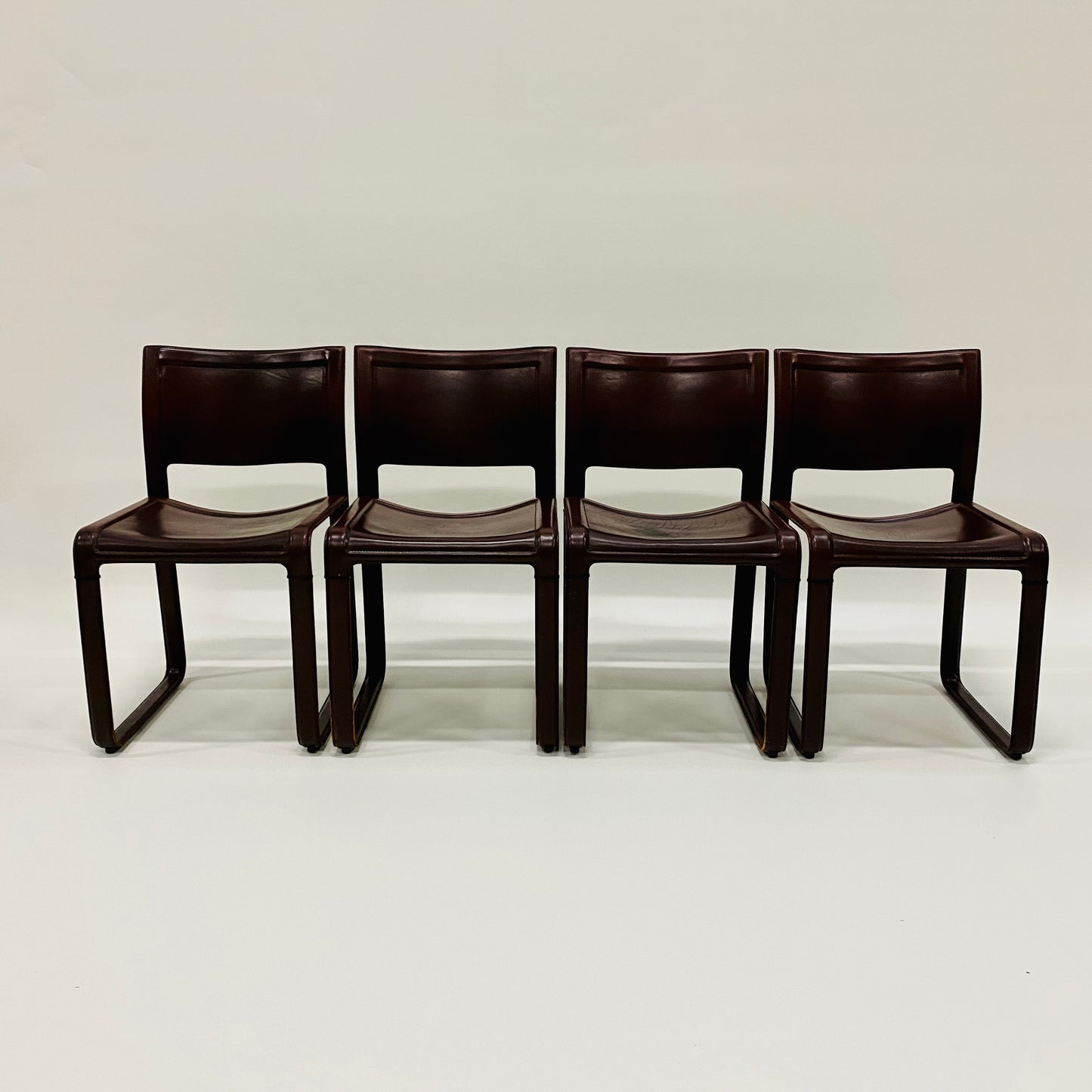 Set aus 4 burgunderfarbenen Sistina Strap Chairs aus Leder von Tito Agnoli für Matteo Grassi, Italien 1980