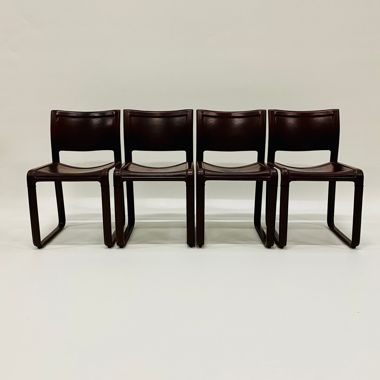 Set aus 4 burgunderfarbenen Sistina Strap Chairs aus Leder von Tito Agnoli für Matteo Grassi, Italien 1980