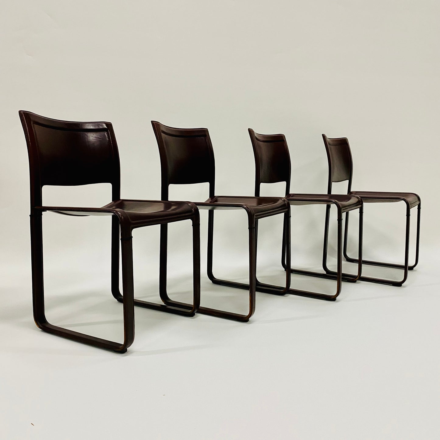 Set aus 4 burgunderfarbenen Sistina Strap Chairs aus Leder von Tito Agnoli für Matteo Grassi, Italien 1980