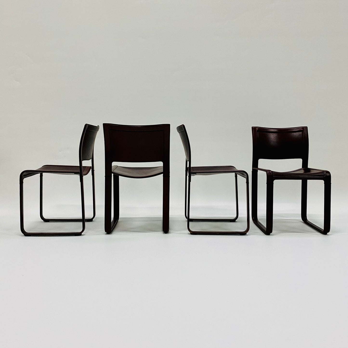 Set aus 4 burgunderfarbenen Sistina Strap Chairs aus Leder von Tito Agnoli für Matteo Grassi, Italien 1980
