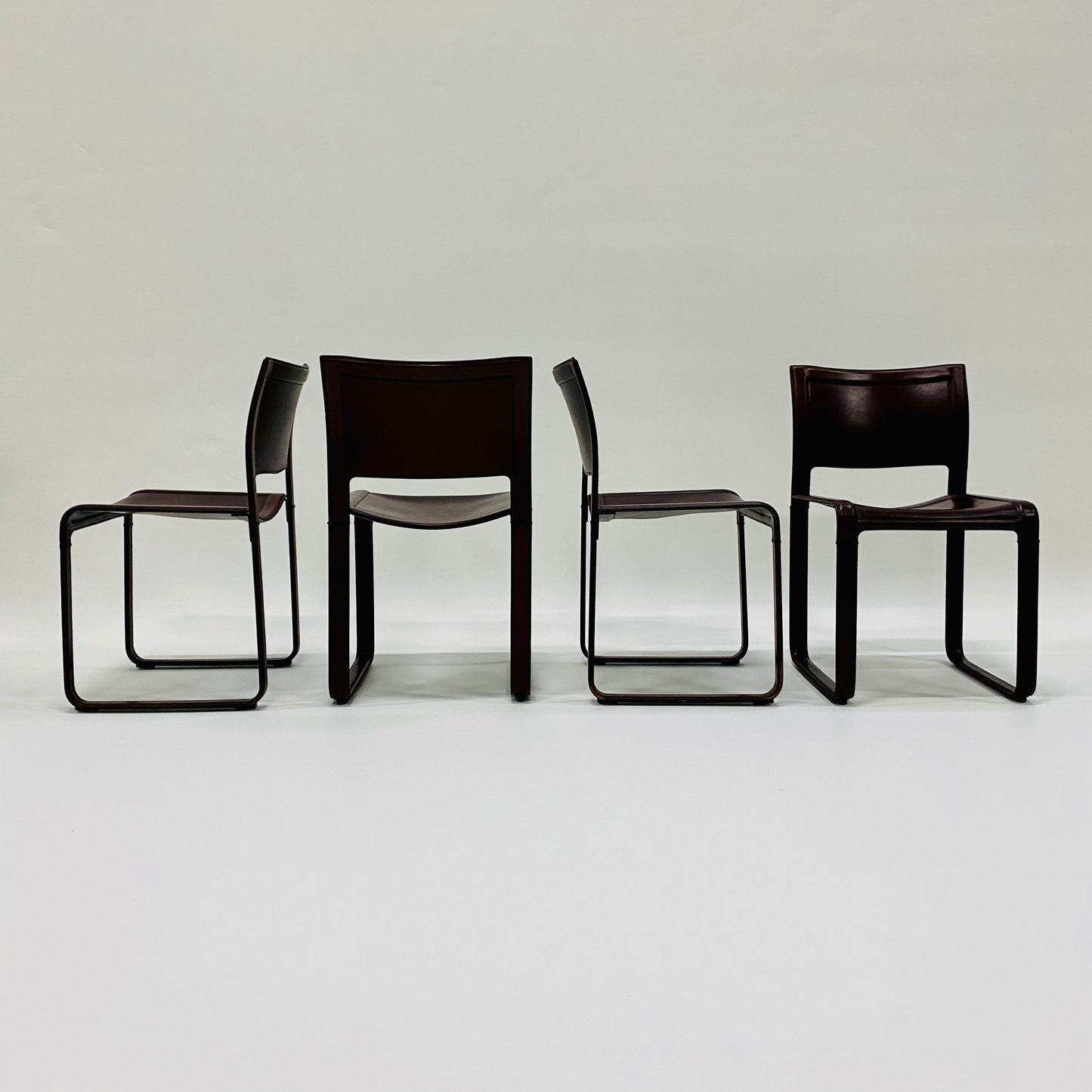 Set aus 4 burgunderfarbenen Sistina Strap Chairs aus Leder von Tito Agnoli für Matteo Grassi, Italien 1980