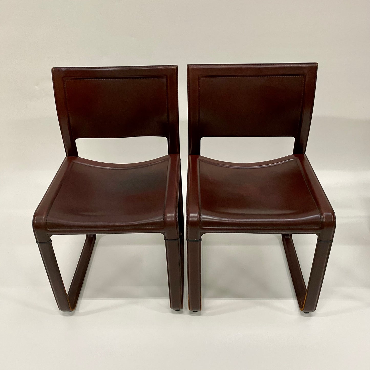 Set aus 4 burgunderfarbenen Sistina Strap Chairs aus Leder von Tito Agnoli für Matteo Grassi, Italien 1980