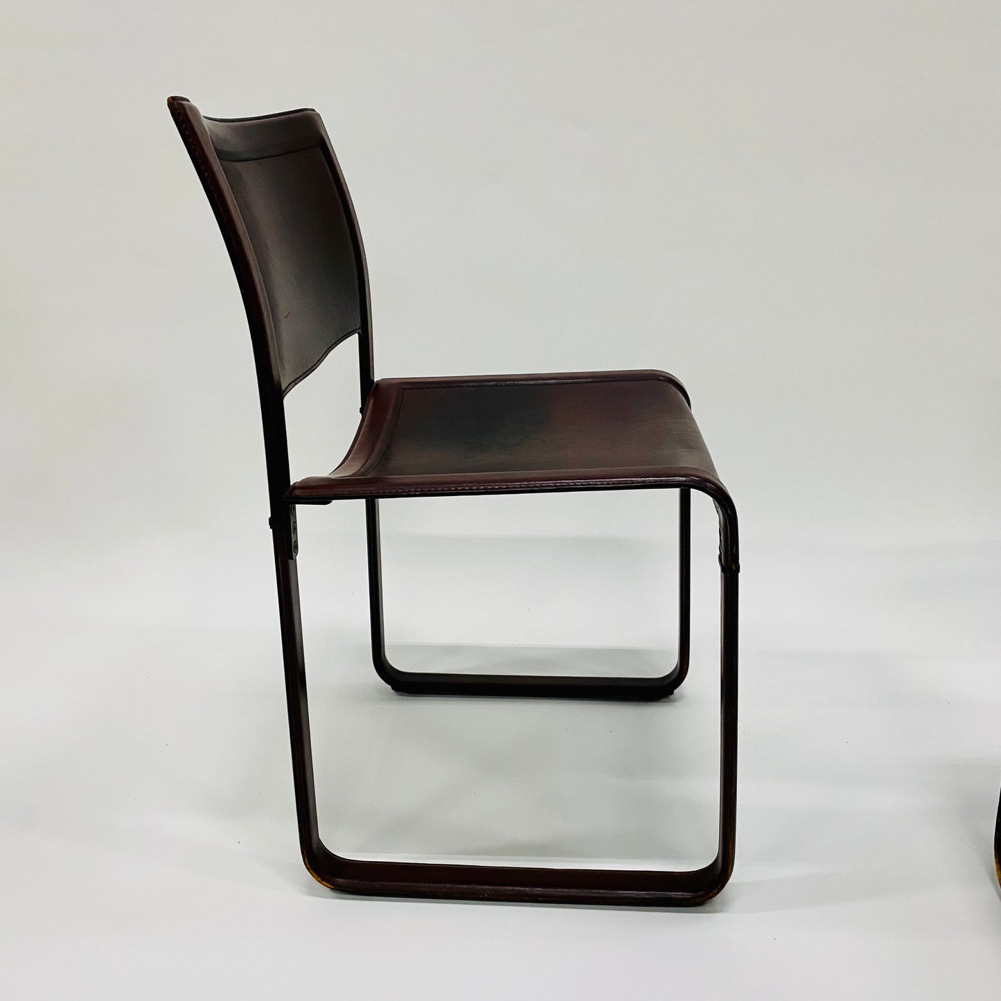 Set aus 4 burgunderfarbenen Sistina Strap Chairs aus Leder von Tito Agnoli für Matteo Grassi, Italien 1980