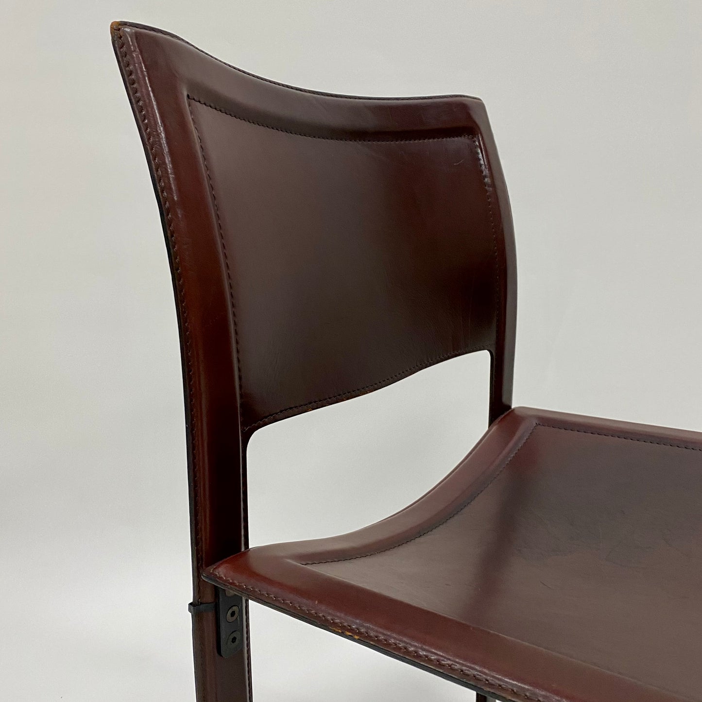 Set aus 4 burgunderfarbenen Sistina Strap Chairs aus Leder von Tito Agnoli für Matteo Grassi, Italien 1980
