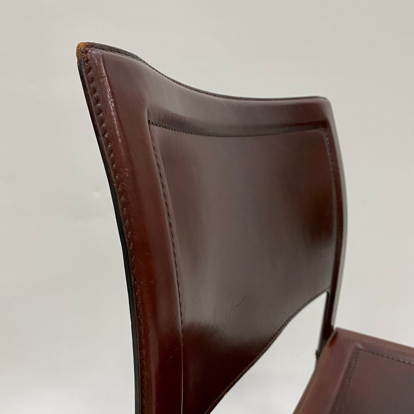 Set aus 4 burgunderfarbenen Sistina Strap Chairs aus Leder von Tito Agnoli für Matteo Grassi, Italien 1980