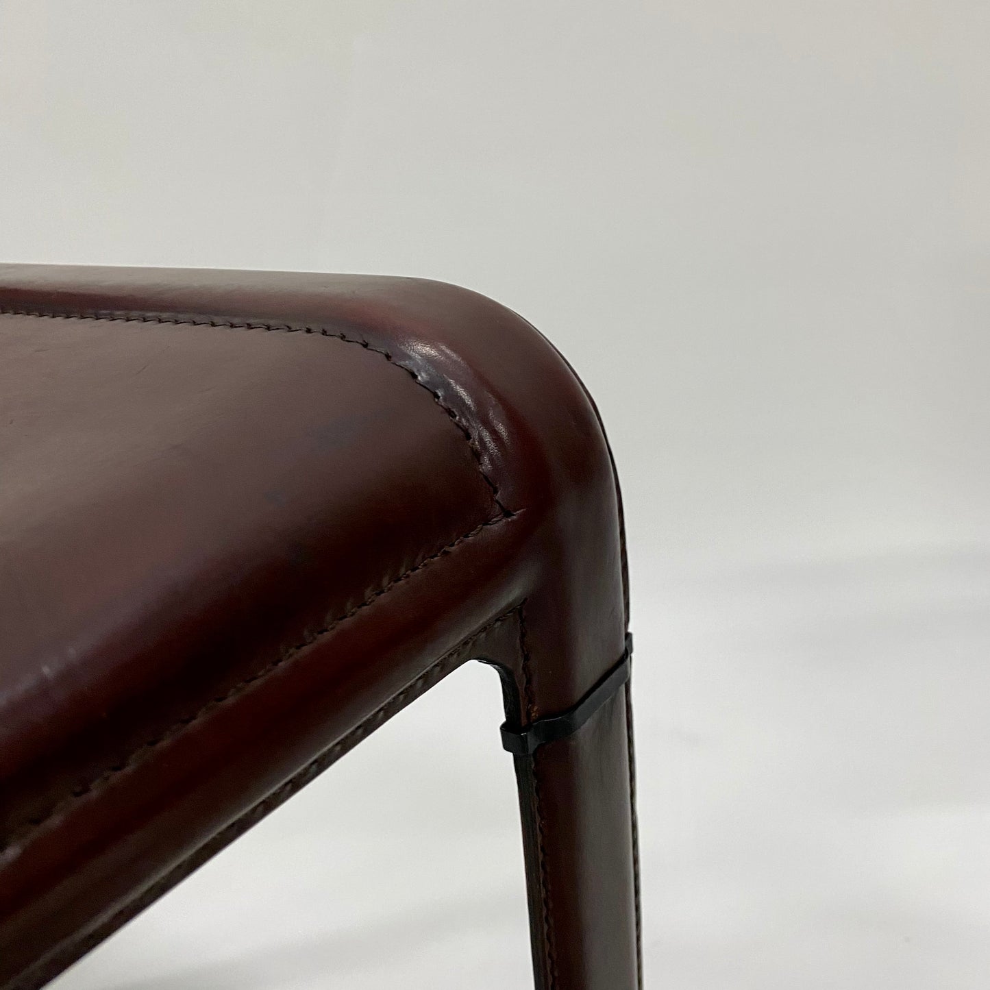 Set aus 4 burgunderfarbenen Sistina Strap Chairs aus Leder von Tito Agnoli für Matteo Grassi, Italien 1980