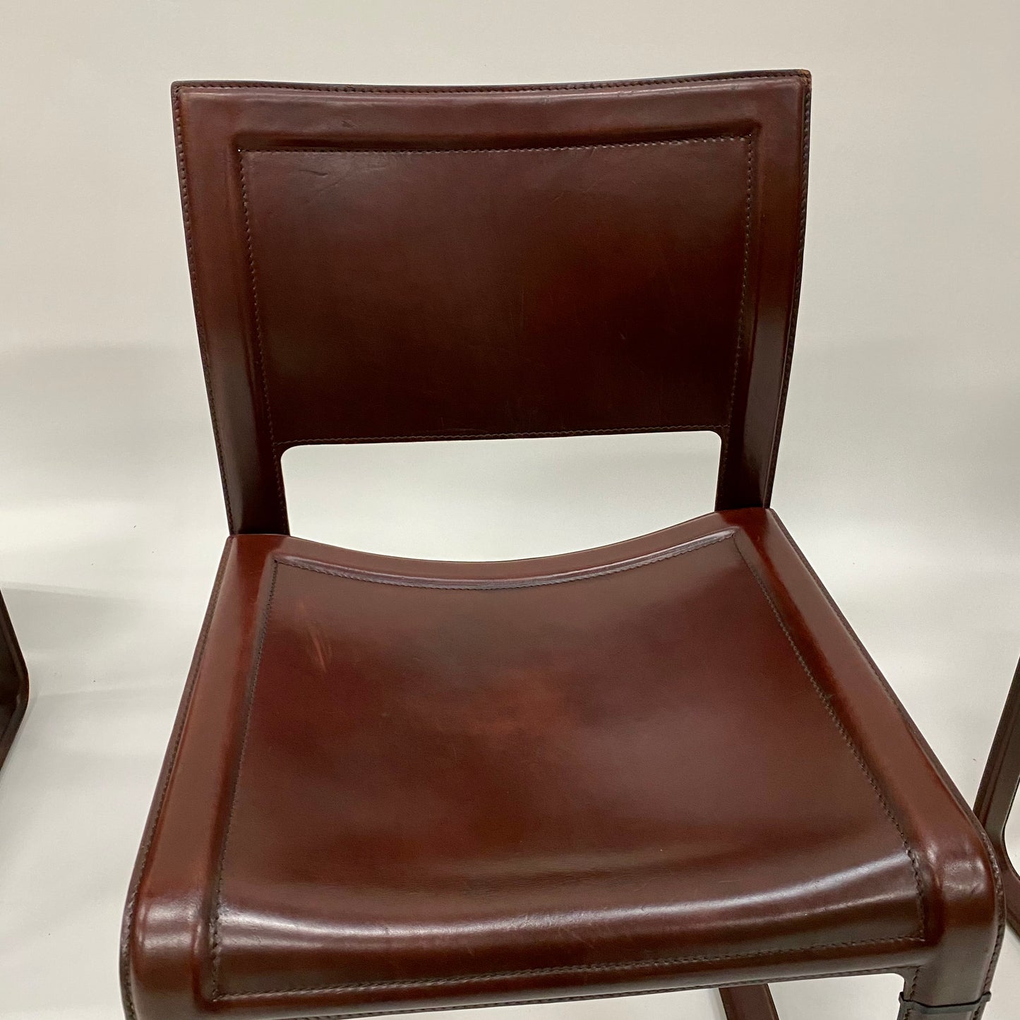 Set aus 4 burgunderfarbenen Sistina Strap Chairs aus Leder von Tito Agnoli für Matteo Grassi, Italien 1980