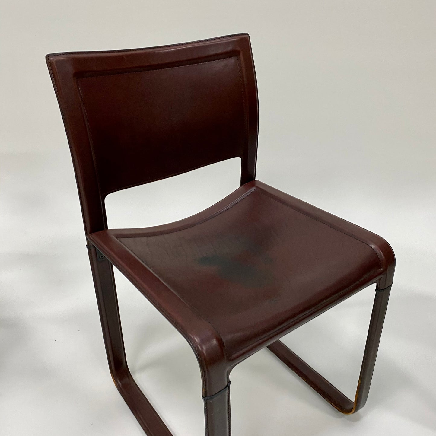 Set aus 4 burgunderfarbenen Sistina Strap Chairs aus Leder von Tito Agnoli für Matteo Grassi, Italien 1980