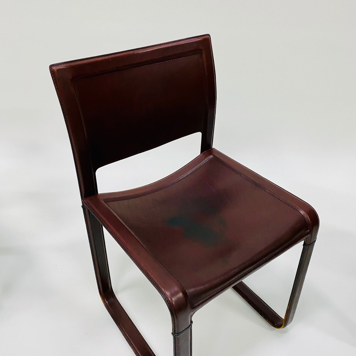 Set aus 4 burgunderfarbenen Sistina Strap Chairs aus Leder von Tito Agnoli für Matteo Grassi, Italien 1980