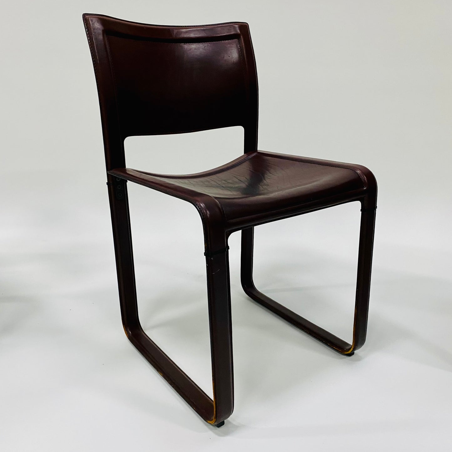 Set aus 4 burgunderfarbenen Sistina Strap Chairs aus Leder von Tito Agnoli für Matteo Grassi, Italien 1980