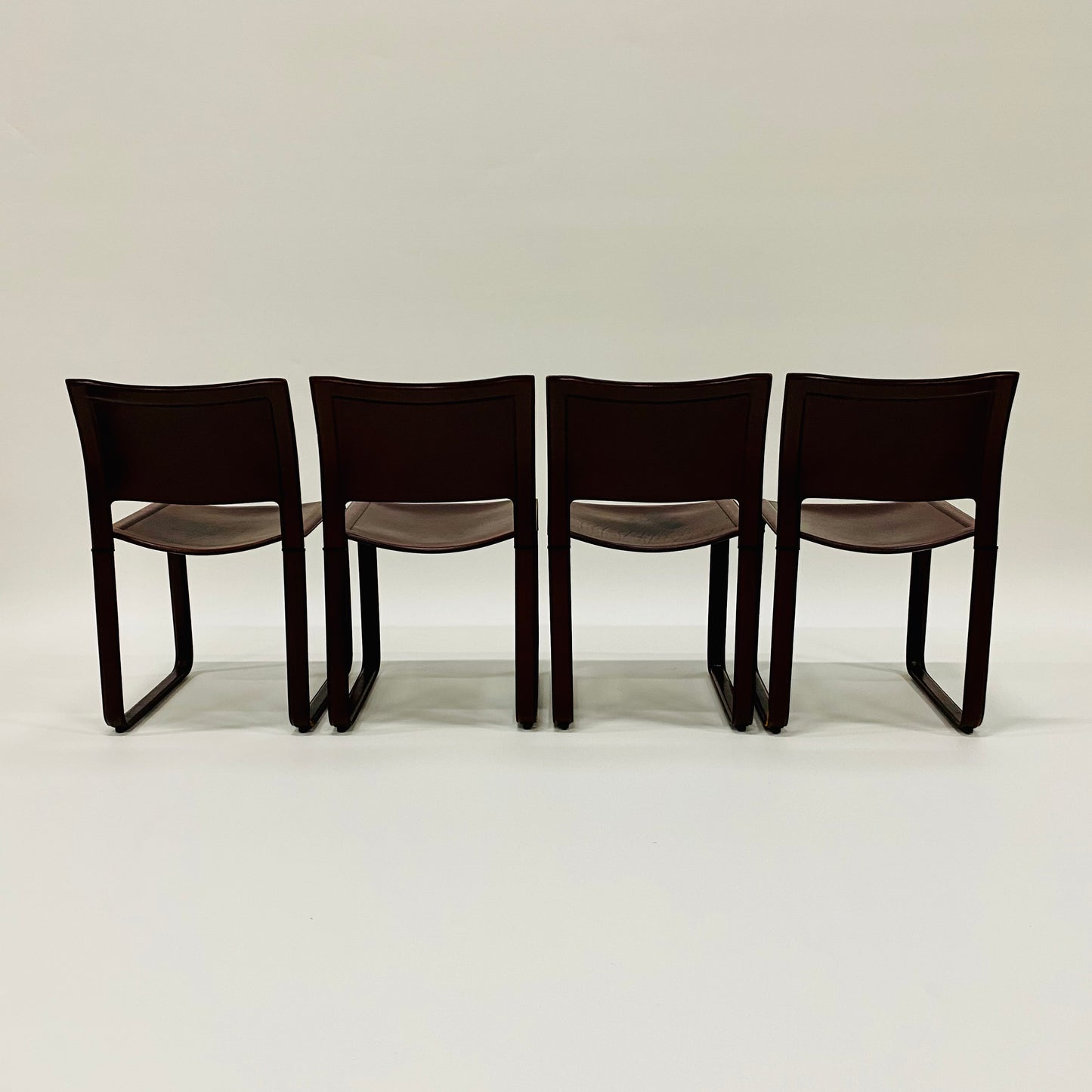Set aus 4 burgunderfarbenen Sistina Strap Chairs aus Leder von Tito Agnoli für Matteo Grassi, Italien 1980