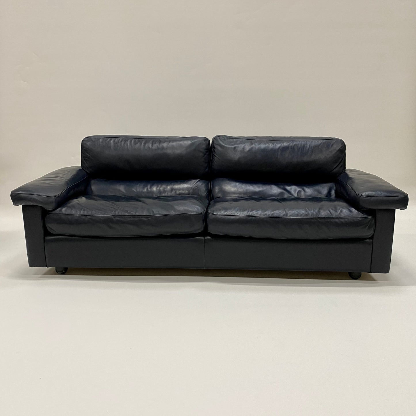 Dunkelblaues 2-Sitzer-Ledersofa von Tito Agnoli für Poltrona Frau, Italien 1970