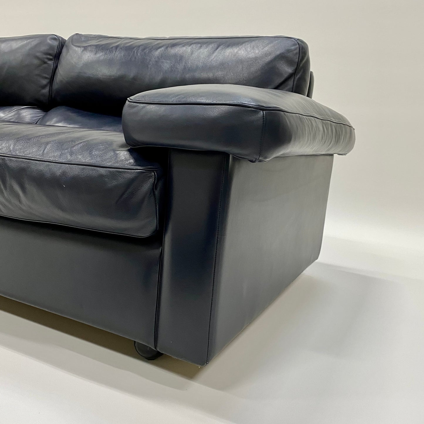 Dunkelblaues 2-Sitzer-Ledersofa von Tito Agnoli für Poltrona Frau, Italien 1970