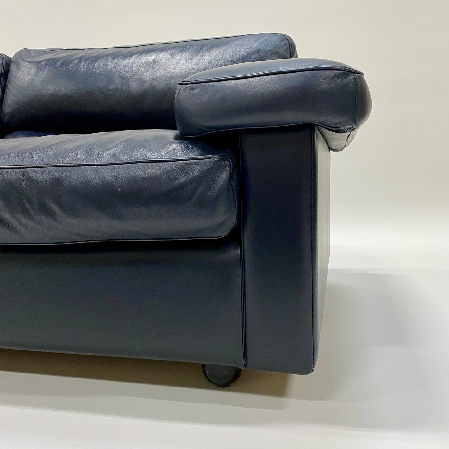 Dunkelblaues 2-Sitzer-Ledersofa von Tito Agnoli für Poltrona Frau, Italien 1970