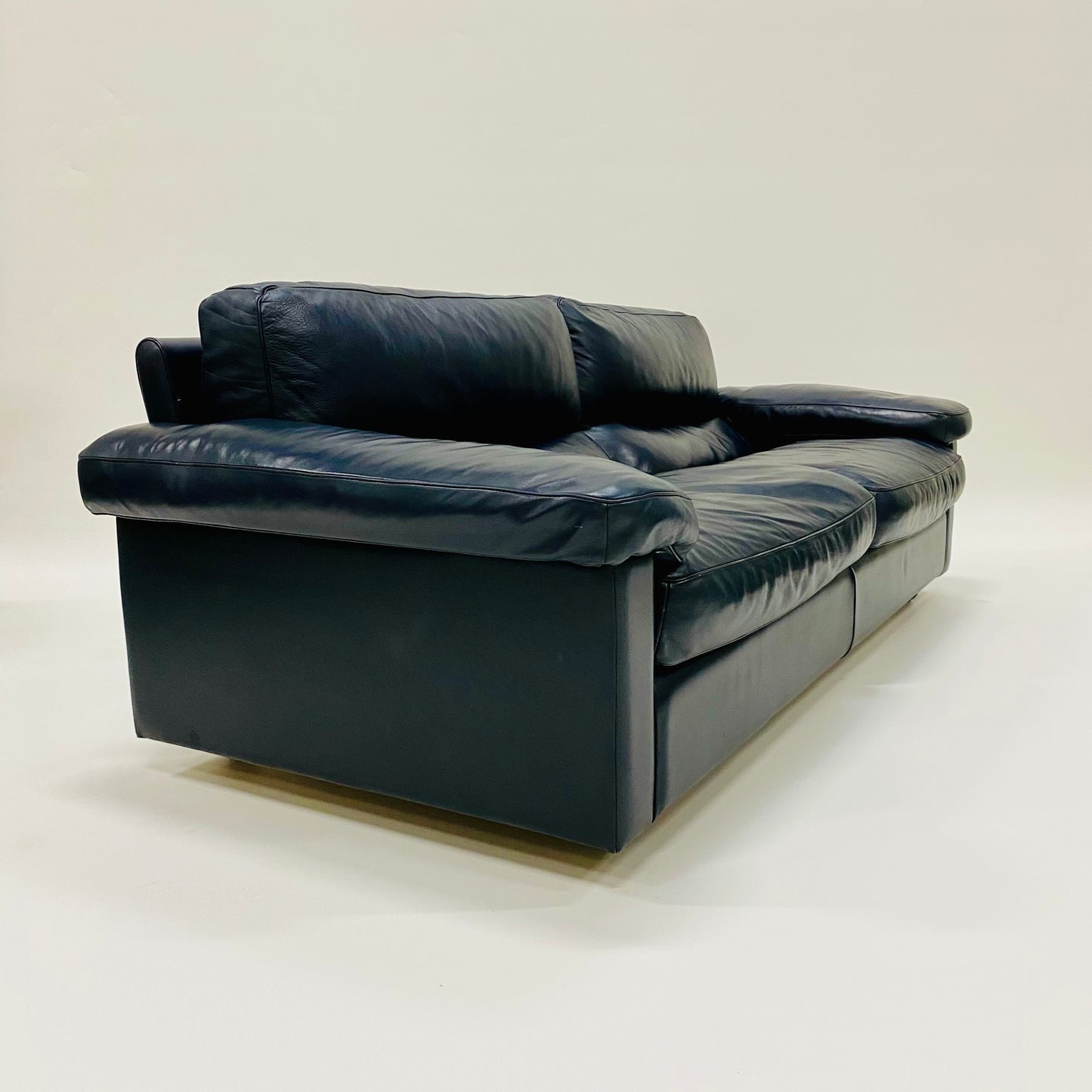 Dunkelblaues 2-Sitzer-Ledersofa von Tito Agnoli für Poltrona Frau, Italien 1970