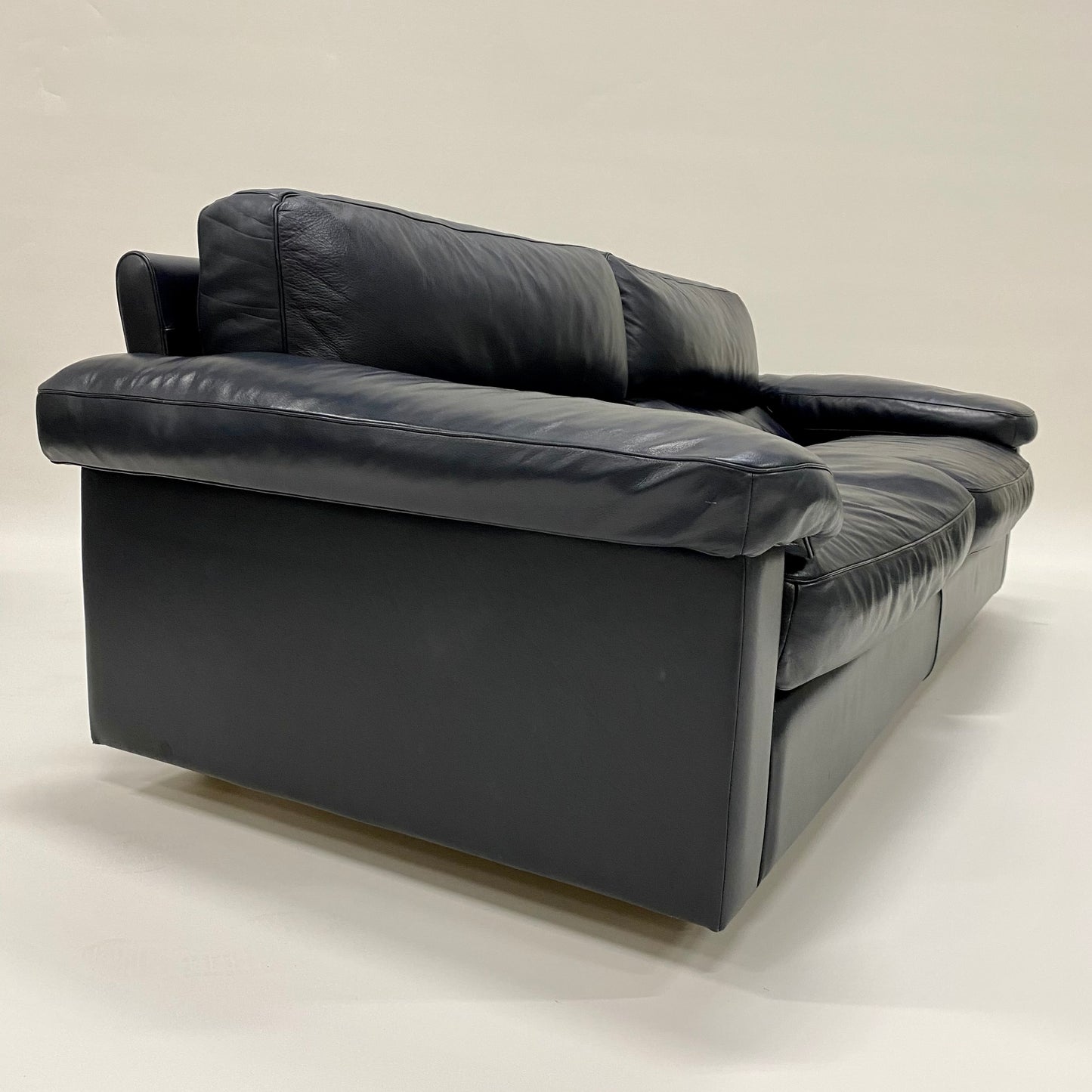 Dunkelblaues 2-Sitzer-Ledersofa von Tito Agnoli für Poltrona Frau, Italien 1970