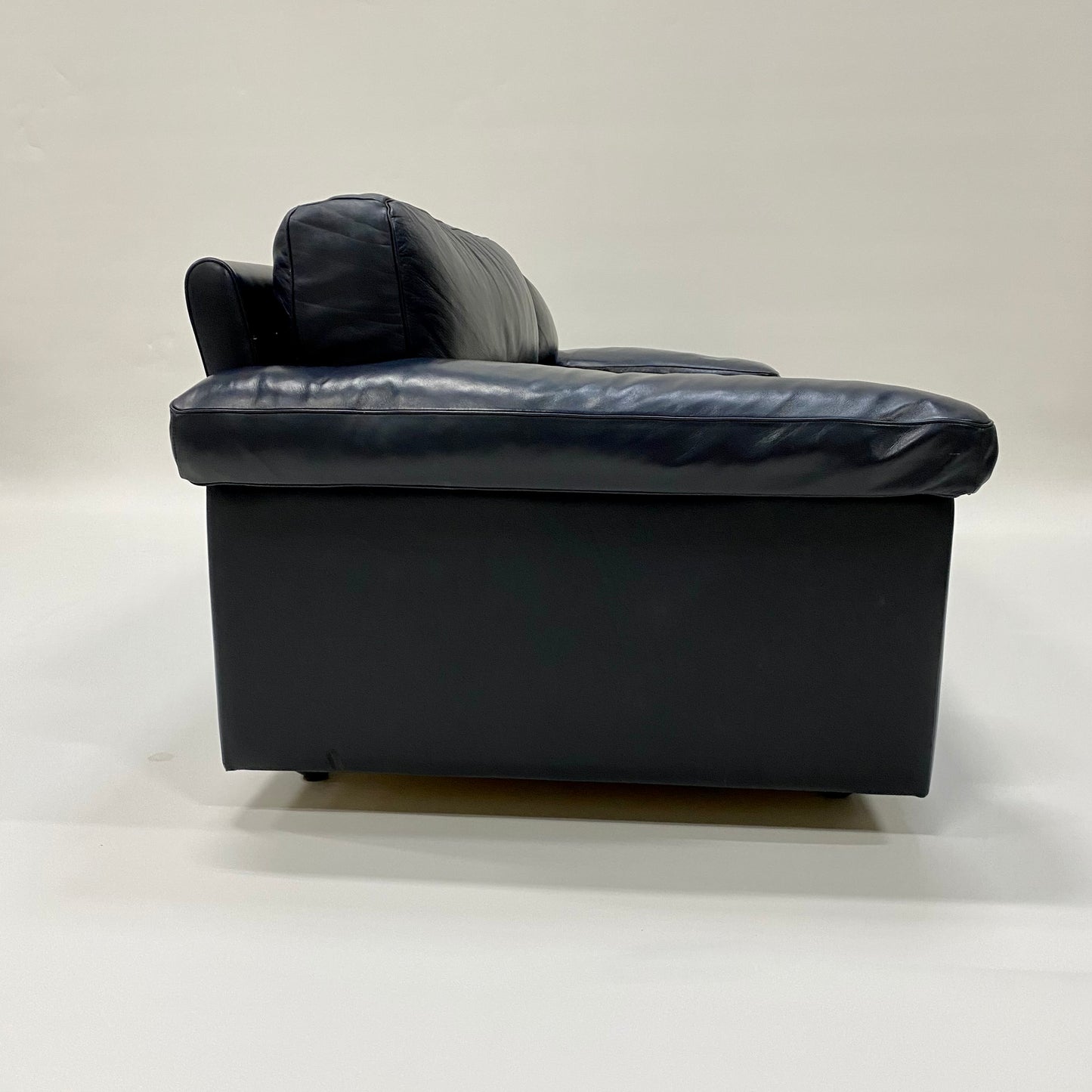 Dunkelblaues 2-Sitzer-Ledersofa von Tito Agnoli für Poltrona Frau, Italien 1970