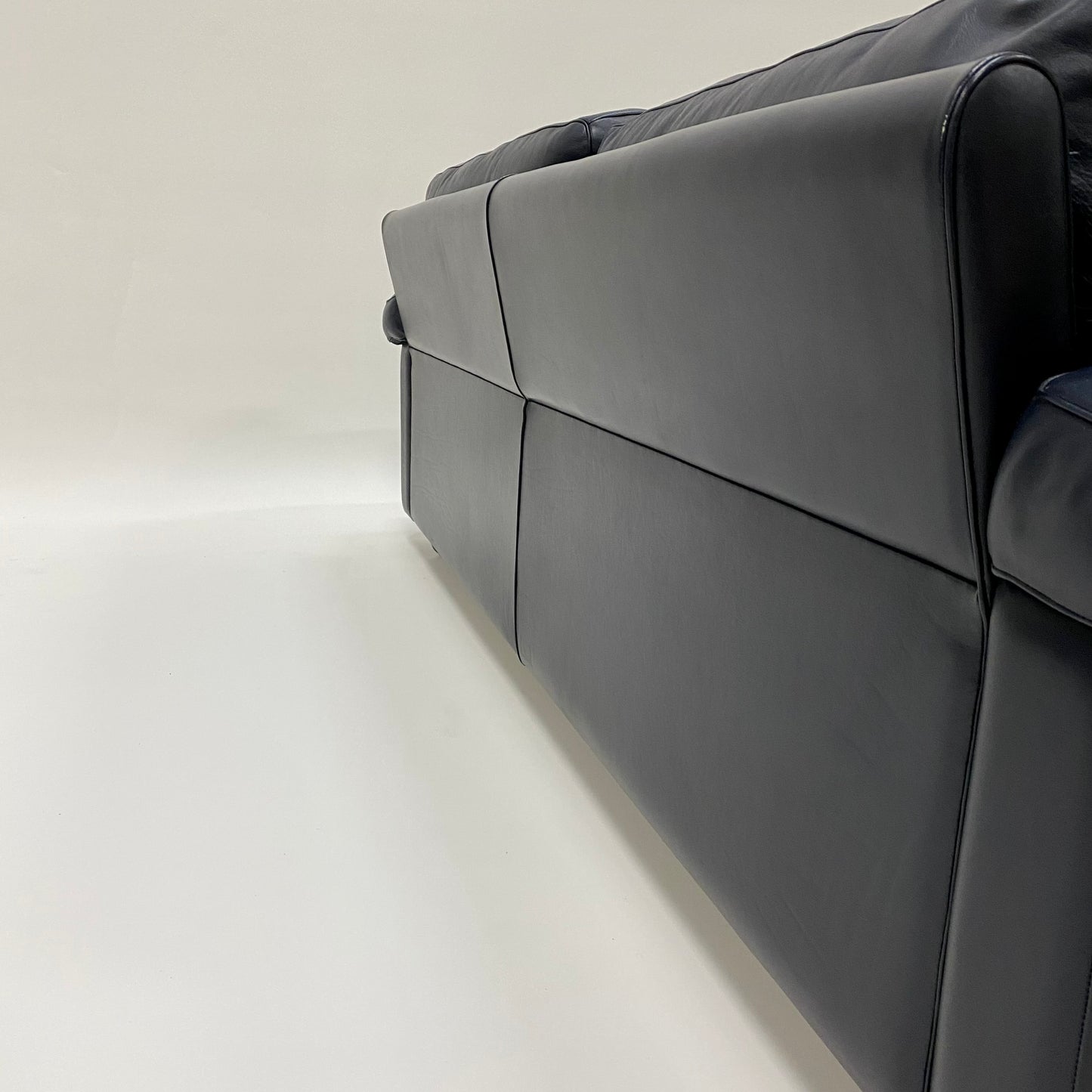 Dunkelblaues 2-Sitzer-Ledersofa von Tito Agnoli für Poltrona Frau, Italien 1970