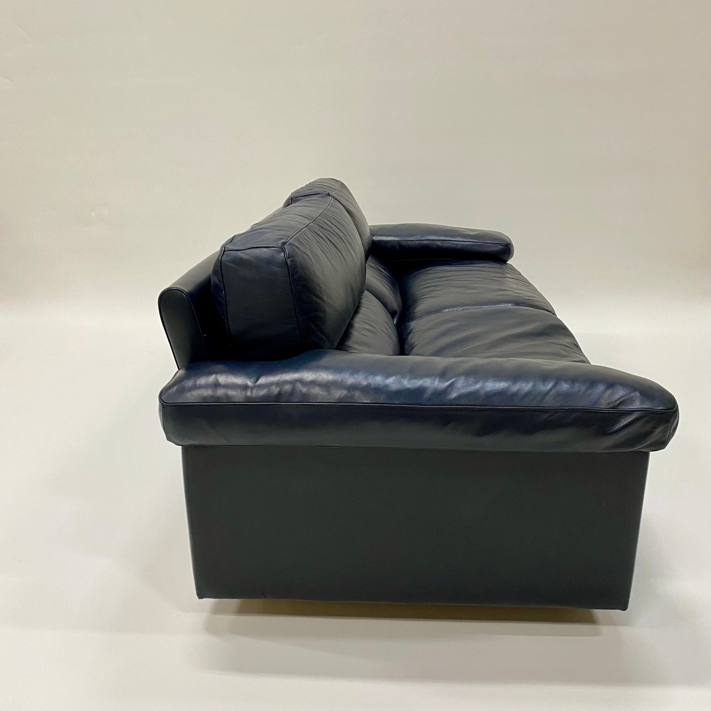 Dunkelblaues 2-Sitzer-Ledersofa von Tito Agnoli für Poltrona Frau, Italien 1970
