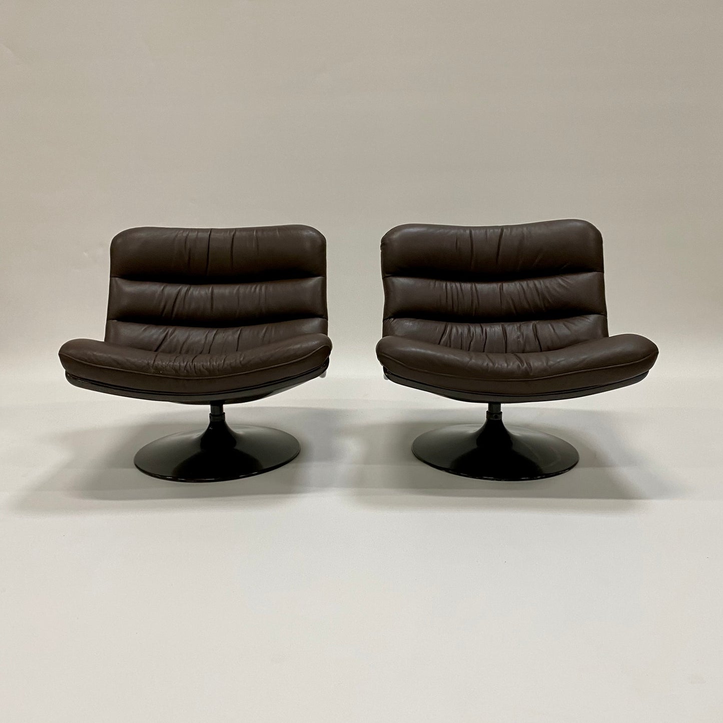 BROWN LEATHER EASY CHAIRS F978 BY GEOFFREY HARCOURT FOR ARTIFORT, NETHERLANDS 1960S www.foundicons.nl