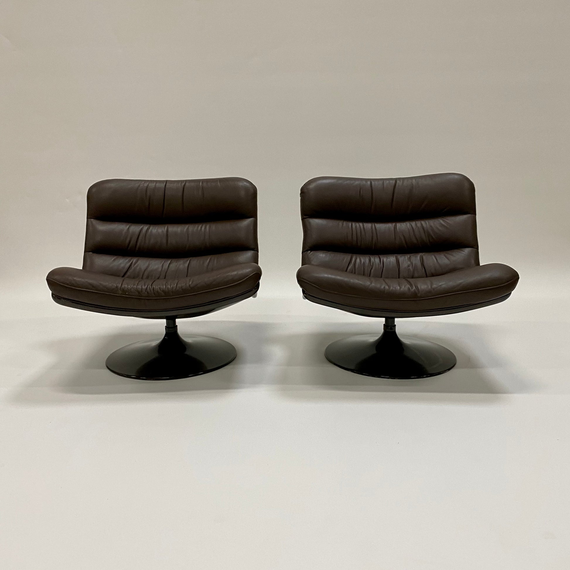 BROWN LEATHER EASY CHAIRS F978 BY GEOFFREY HARCOURT FOR ARTIFORT, NETHERLANDS 1960S www.foundicons.nl