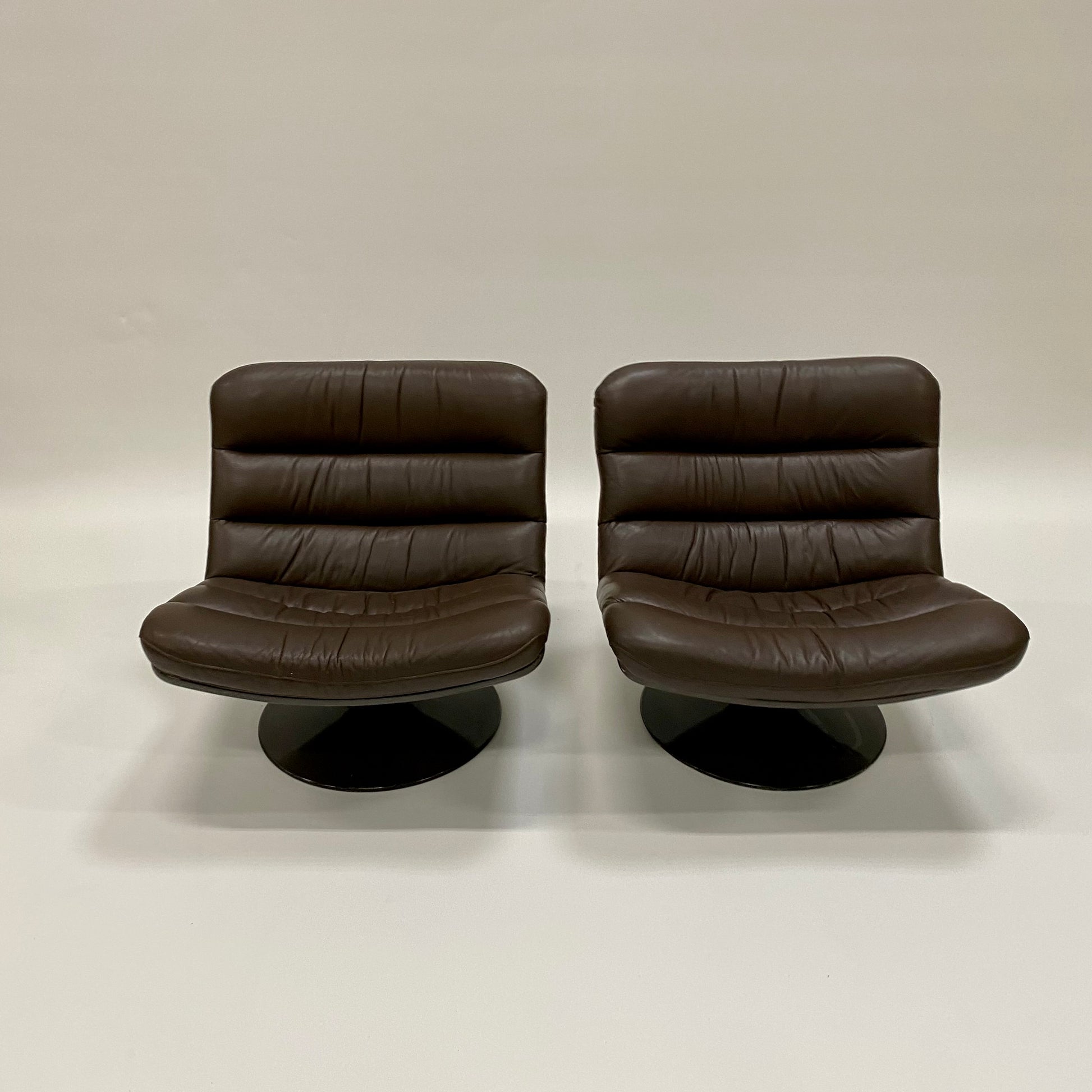BROWN LEATHER EASY CHAIRS F978 BY GEOFFREY HARCOURT FOR ARTIFORT, NETHERLANDS 1960S www.foundicons.nl