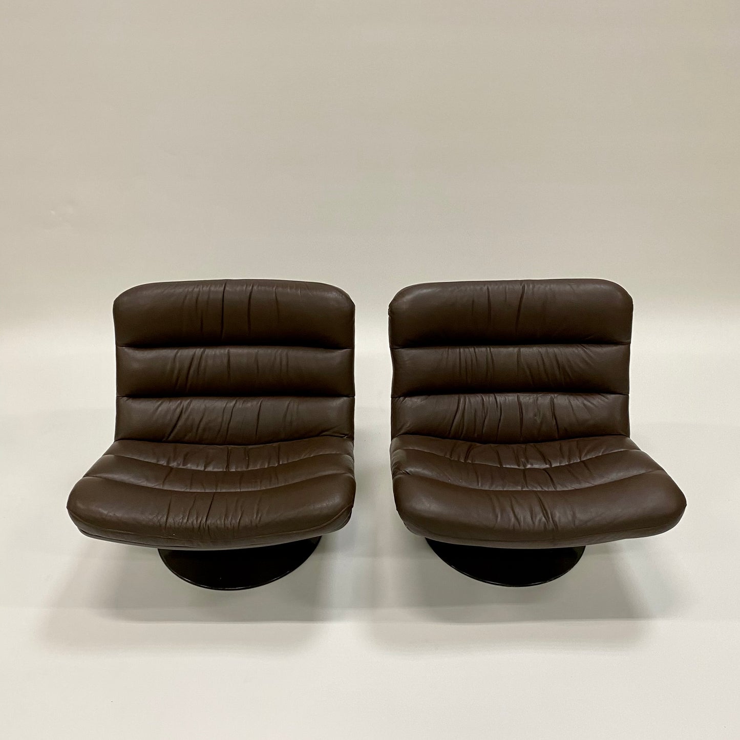 BROWN LEATHER EASY CHAIRS F978 BY GEOFFREY HARCOURT FOR ARTIFORT, NETHERLANDS 1960S www.foundicons.nl