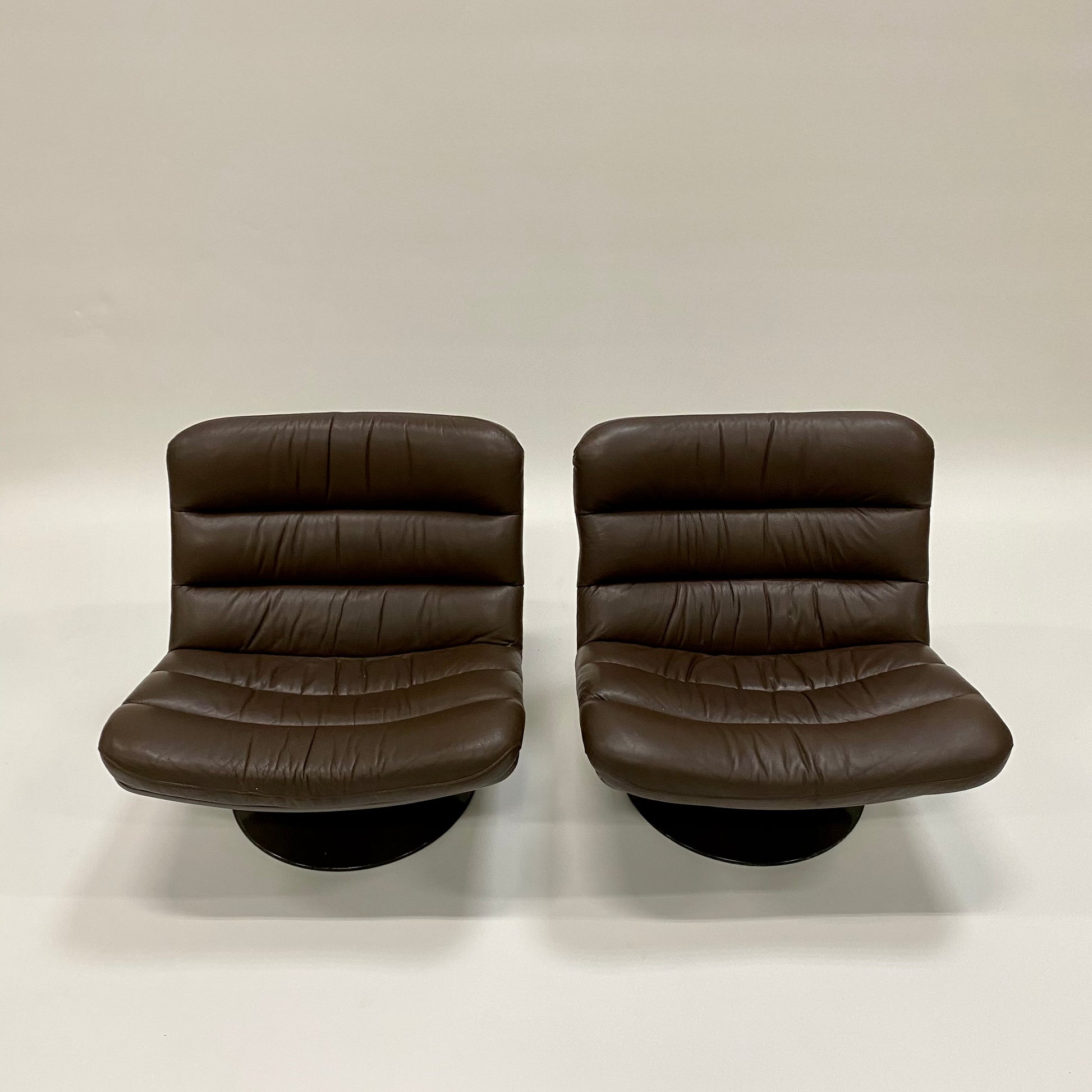 BROWN LEATHER EASY CHAIRS F978 BY GEOFFREY HARCOURT FOR ARTIFORT, NETHERLANDS 1960S www.foundicons.nl