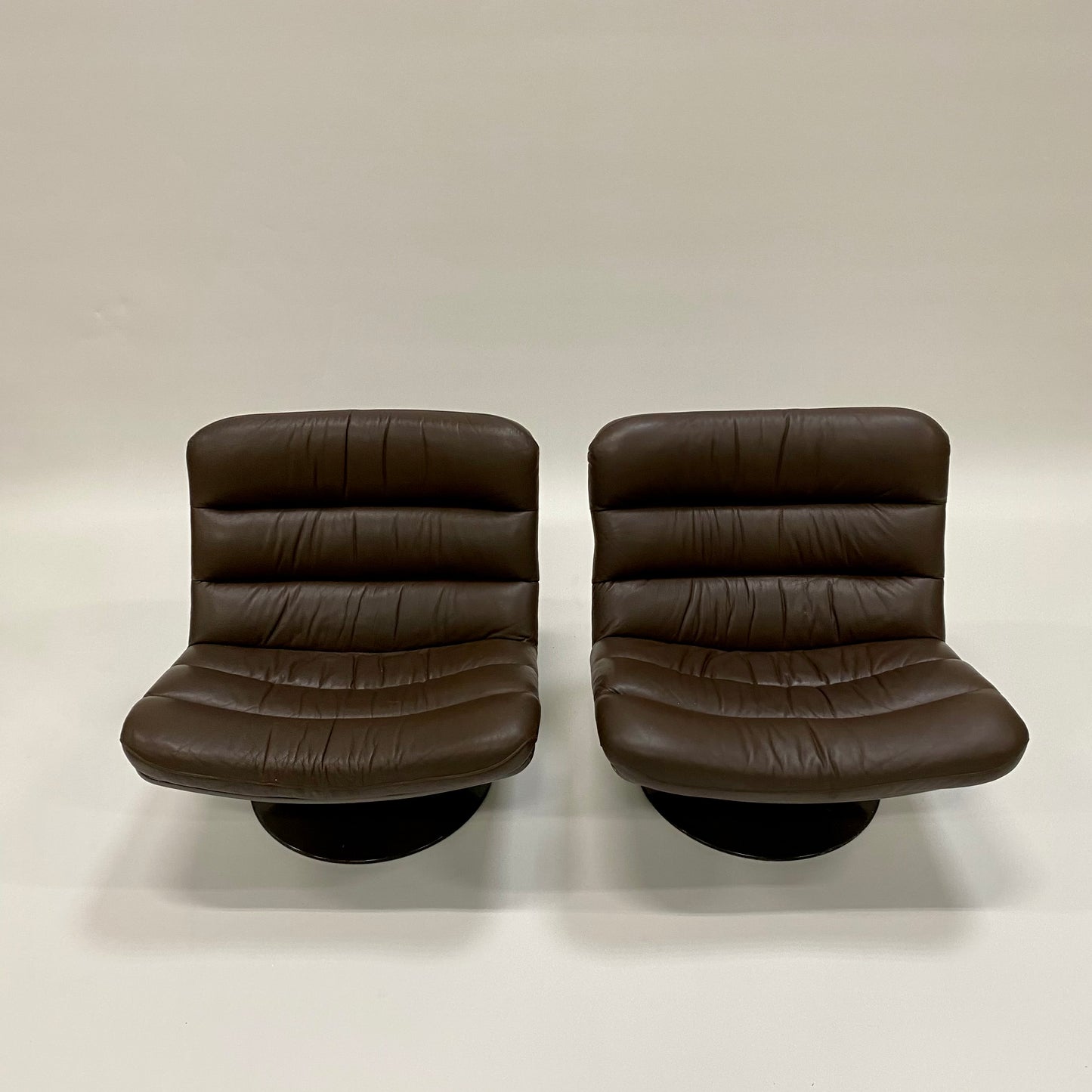 BROWN LEATHER EASY CHAIRS F978 BY GEOFFREY HARCOURT FOR ARTIFORT, NETHERLANDS 1960S www.foundicons.nl