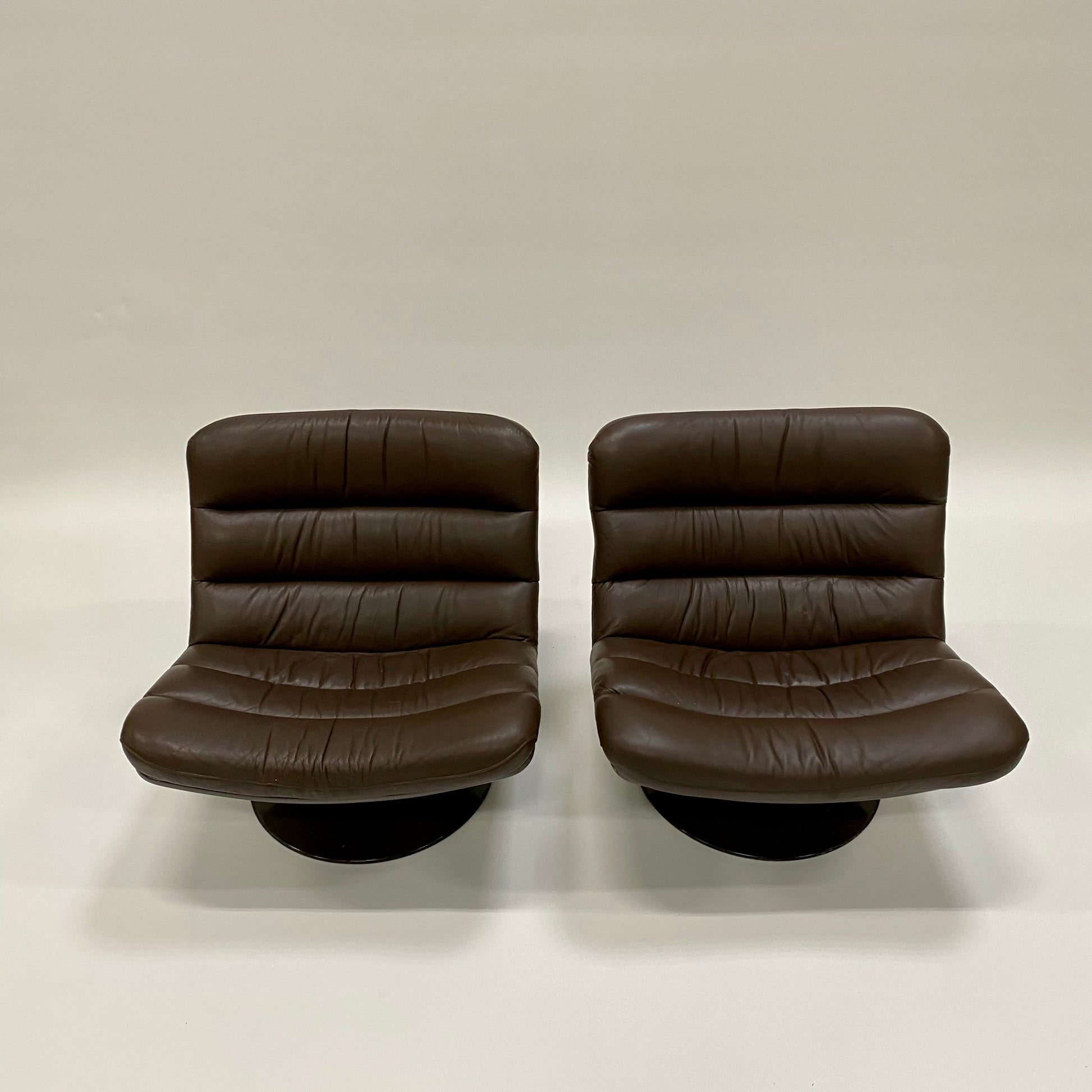 BROWN LEATHER EASY CHAIRS F978 BY GEOFFREY HARCOURT FOR ARTIFORT, NETHERLANDS 1960S www.foundicons.nl