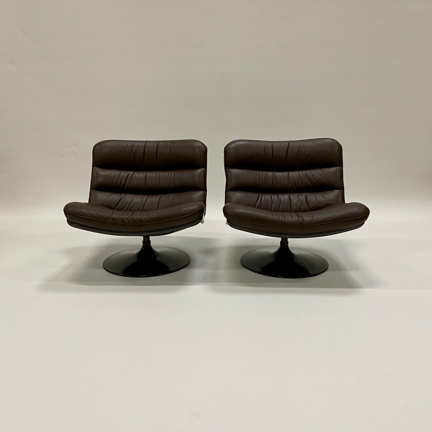 BROWN LEATHER EASY CHAIRS F978 BY GEOFFREY HARCOURT FOR ARTIFORT, NETHERLANDS 1960S www.foundicons.nl
