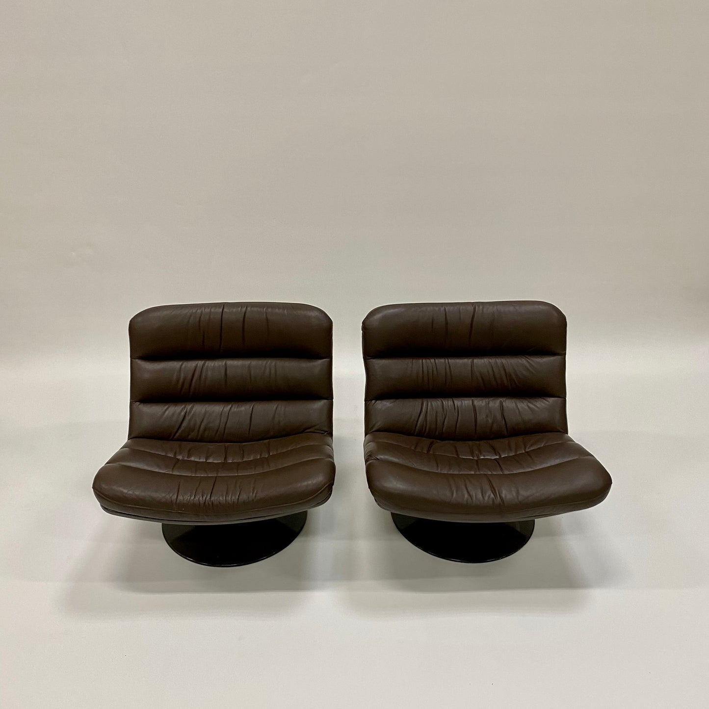 BROWN LEATHER EASY CHAIRS F978 BY GEOFFREY HARCOURT FOR ARTIFORT, NETHERLANDS 1960S www.foundicons.nl