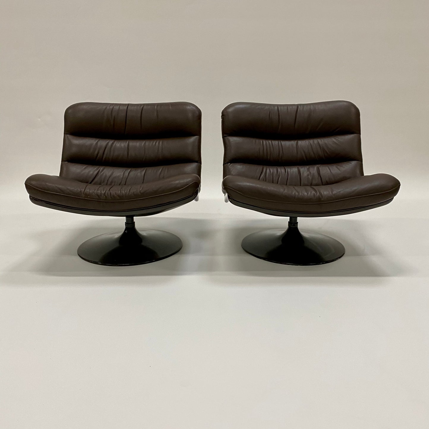 BROWN LEATHER EASY CHAIRS F978 BY GEOFFREY HARCOURT FOR ARTIFORT, NETHERLANDS 1960S www.foundicons.nl