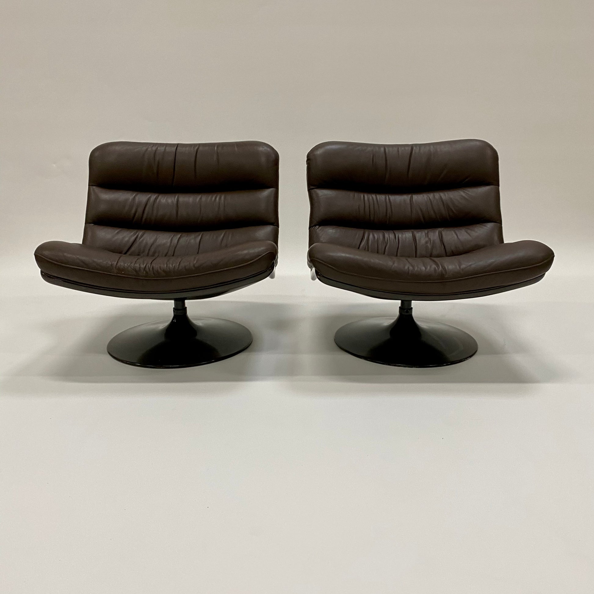 BROWN LEATHER EASY CHAIRS F978 BY GEOFFREY HARCOURT FOR ARTIFORT, NETHERLANDS 1960S www.foundicons.nl
