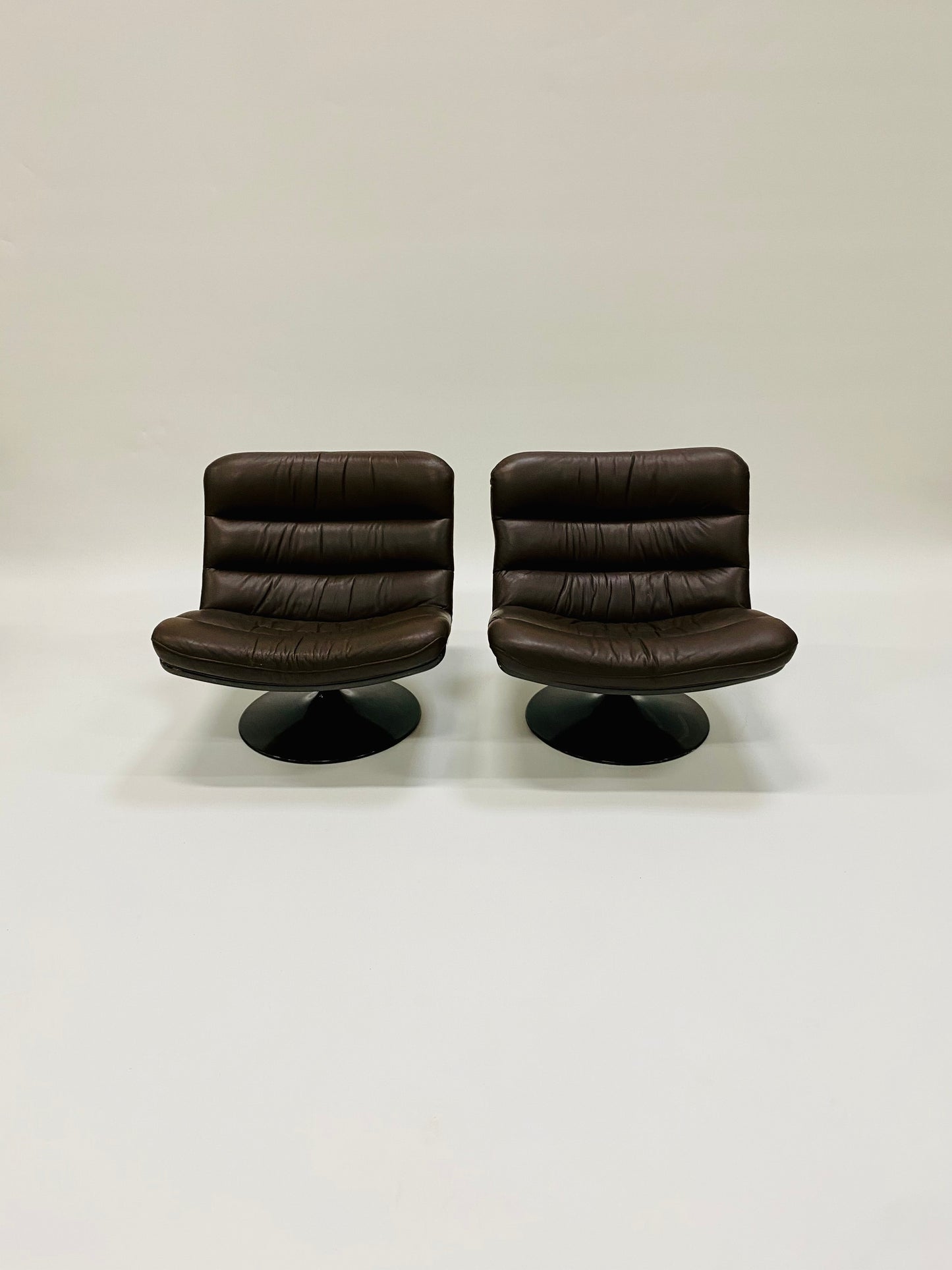 BROWN LEATHER EASY CHAIRS F978 BY GEOFFREY HARCOURT FOR ARTIFORT, NETHERLANDS 1960S www.foundicons.nl