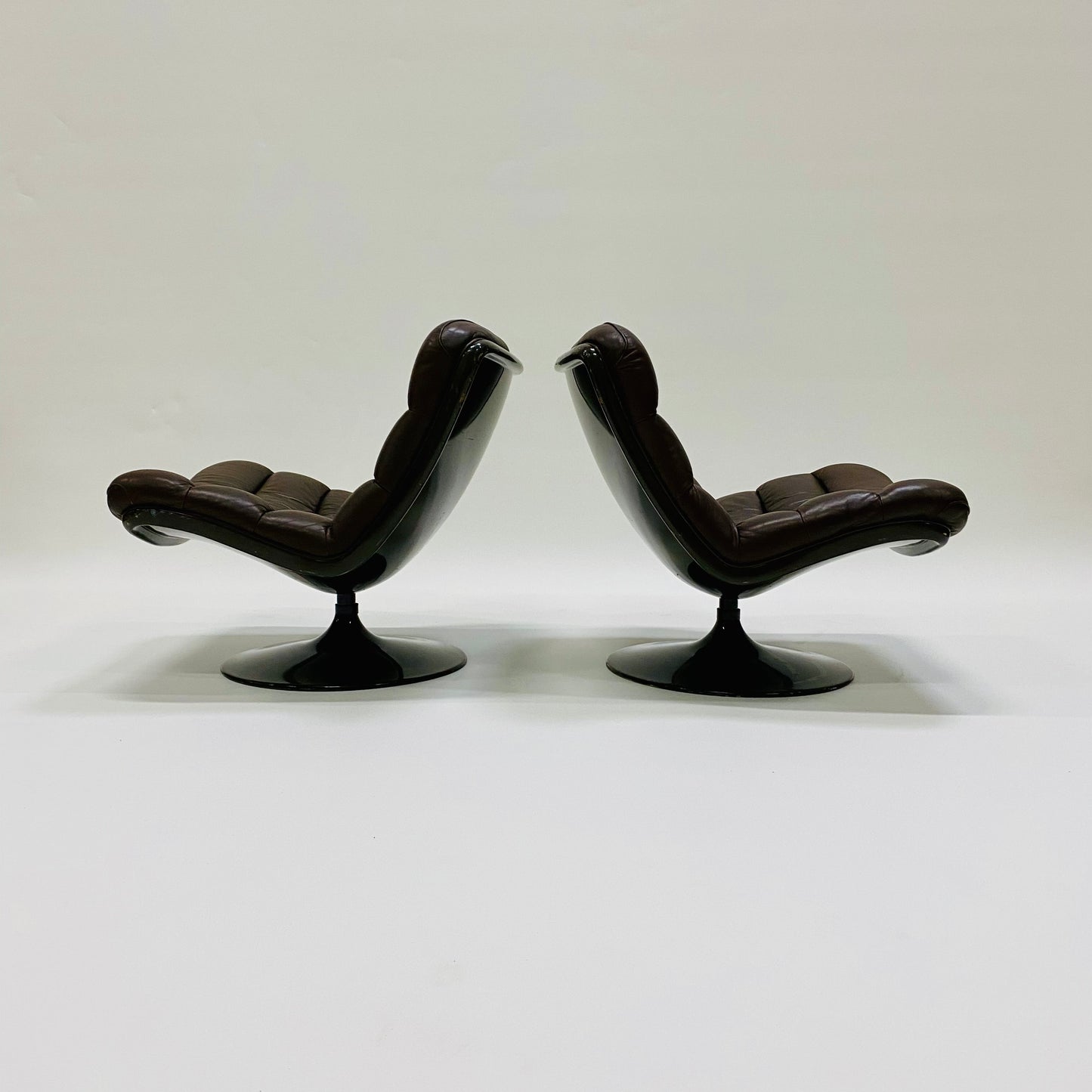 BROWN LEATHER EASY CHAIRS F978 BY GEOFFREY HARCOURT FOR ARTIFORT, NETHERLANDS 1960S www.foundicons.nl