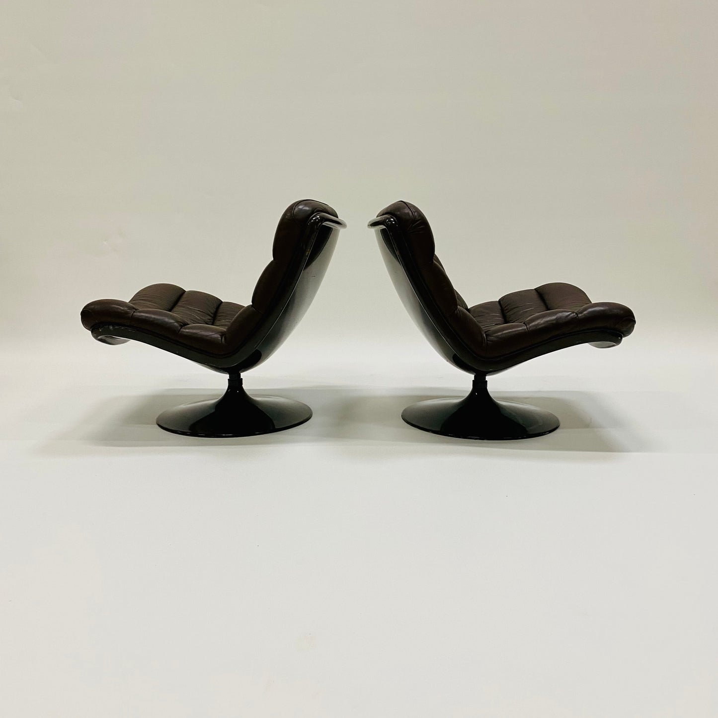 BROWN LEATHER EASY CHAIRS F978 BY GEOFFREY HARCOURT FOR ARTIFORT, NETHERLANDS 1960S www.foundicons.nl