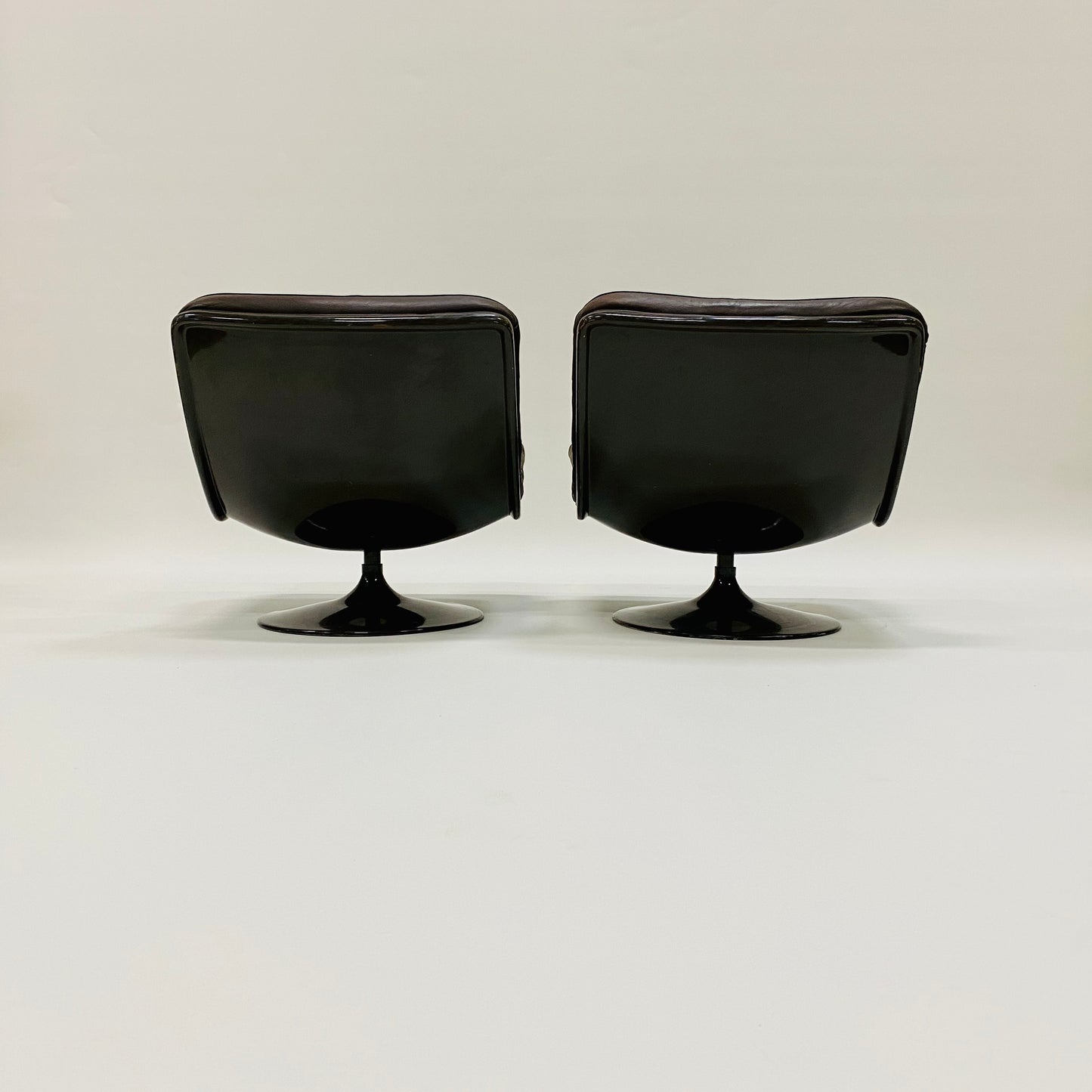BROWN LEATHER EASY CHAIRS F978 BY GEOFFREY HARCOURT FOR ARTIFORT, NETHERLANDS 1960S www.foundicons.nl