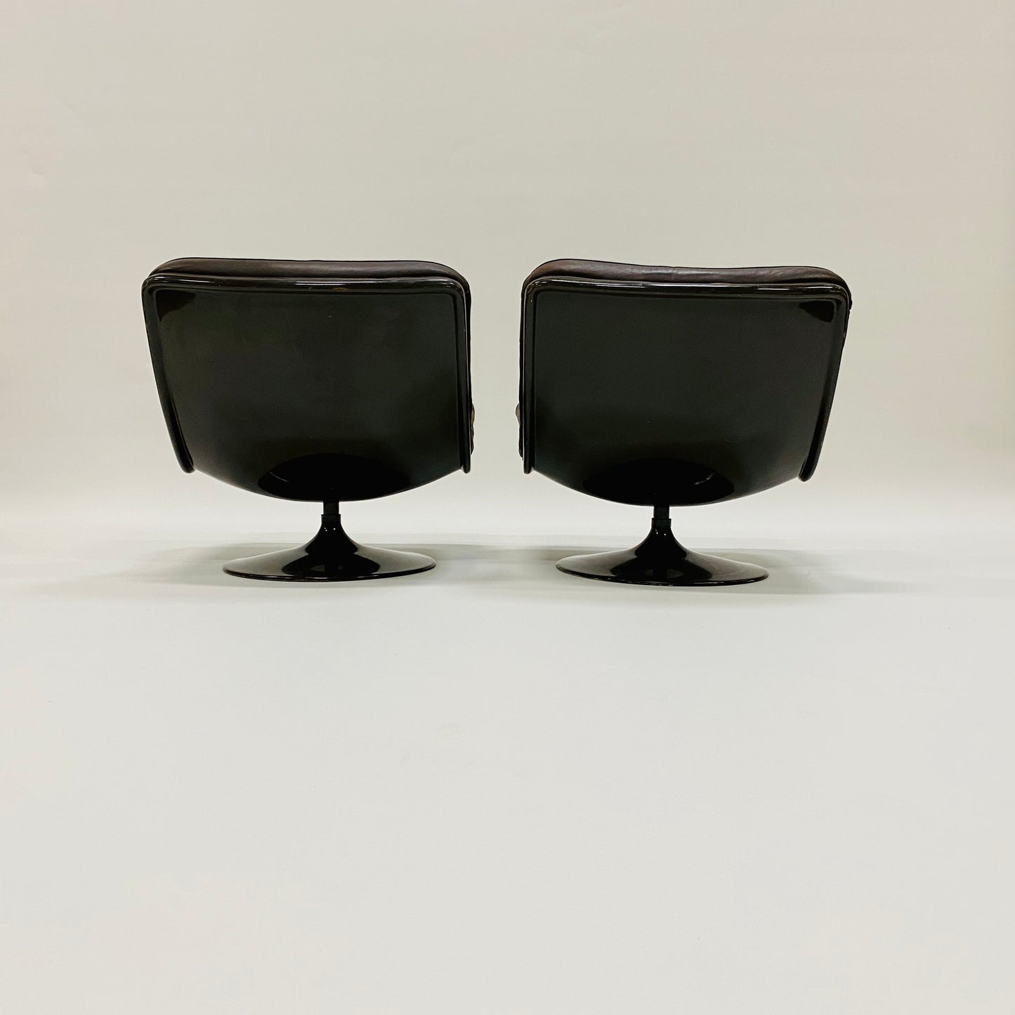 BROWN LEATHER EASY CHAIRS F978 BY GEOFFREY HARCOURT FOR ARTIFORT, NETHERLANDS 1960S www.foundicons.nl